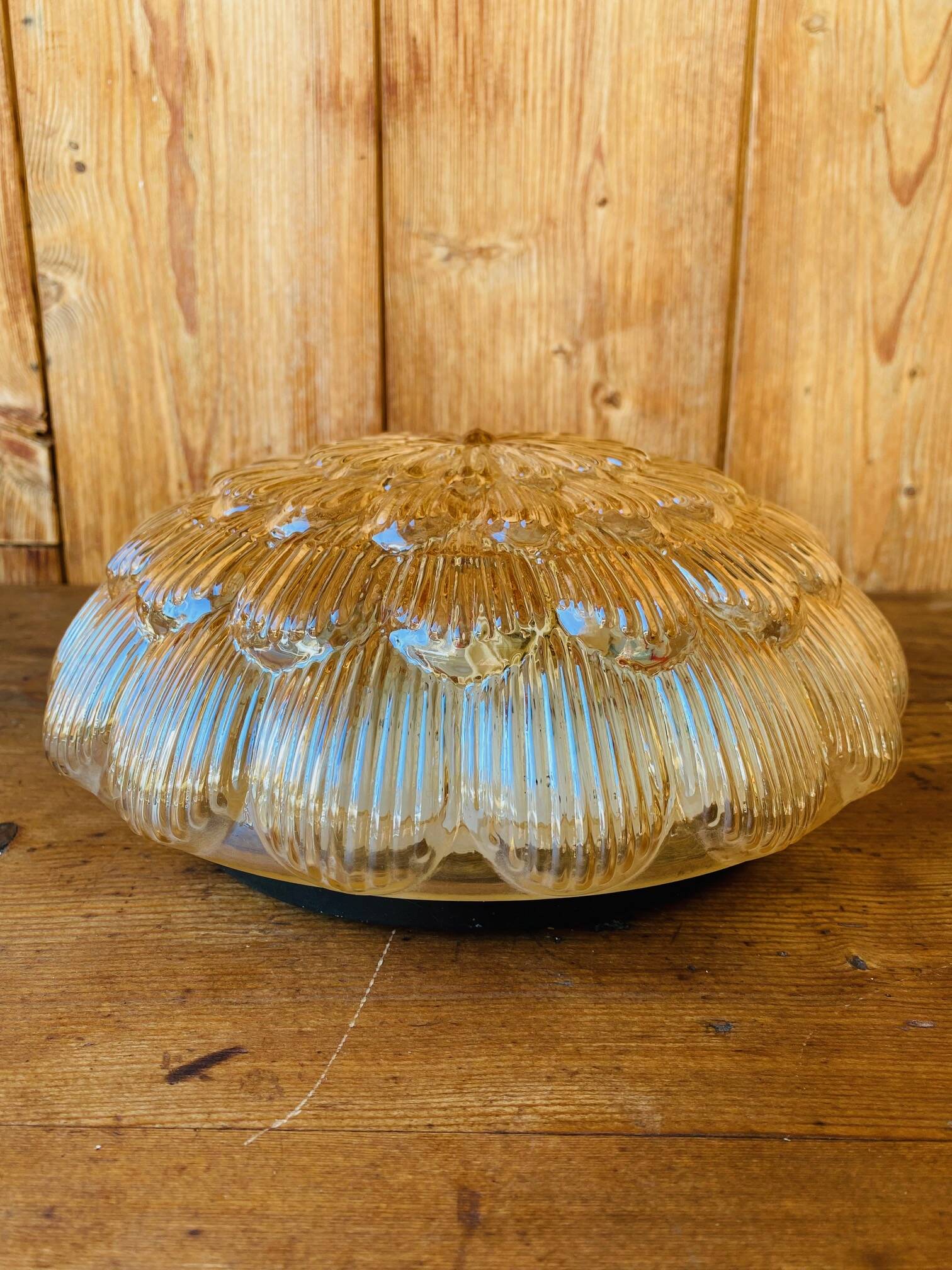 Plafonnier en verre moulé ambré vintage.