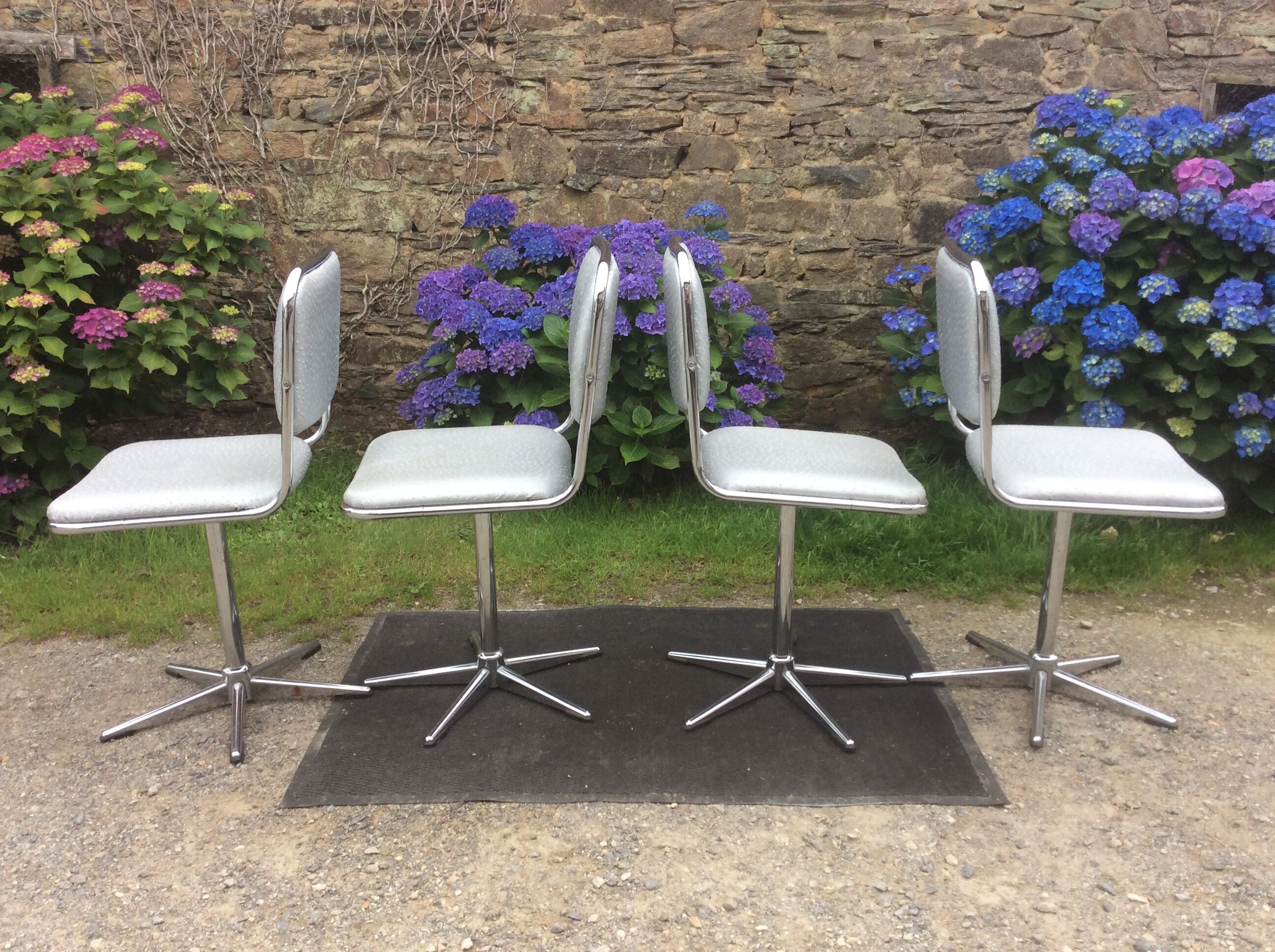 Vintage swivel chairs with chrome tubular base and silver skaï brand unic desing.