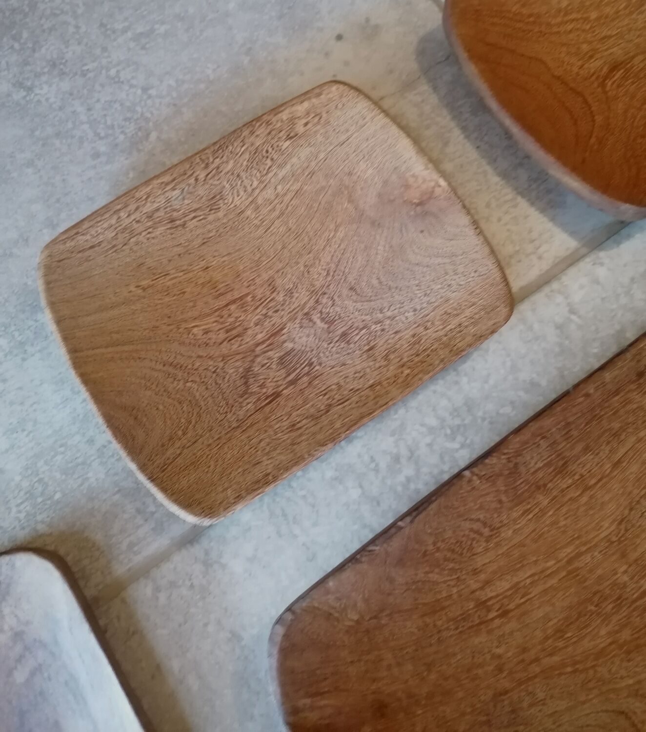 Ensemble assiettes et plat scandinave en bois massif vintage