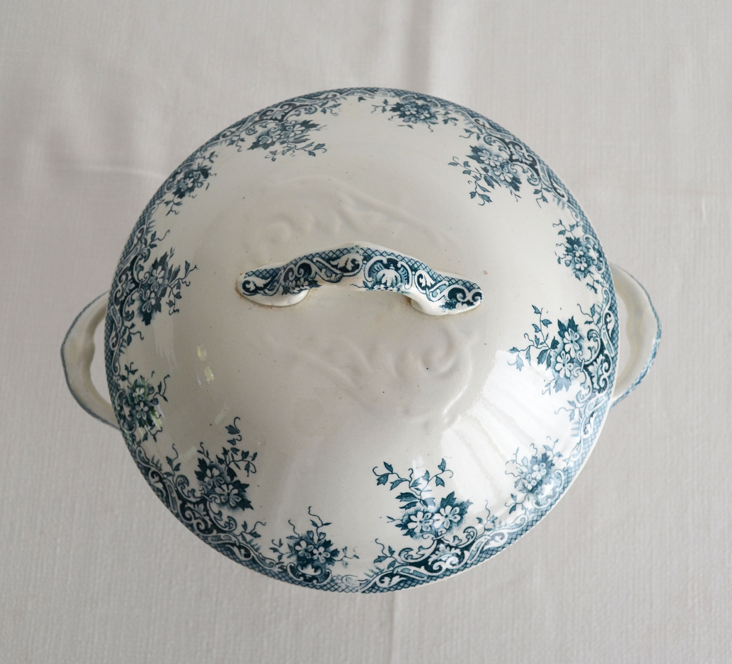 Tureen iron earth