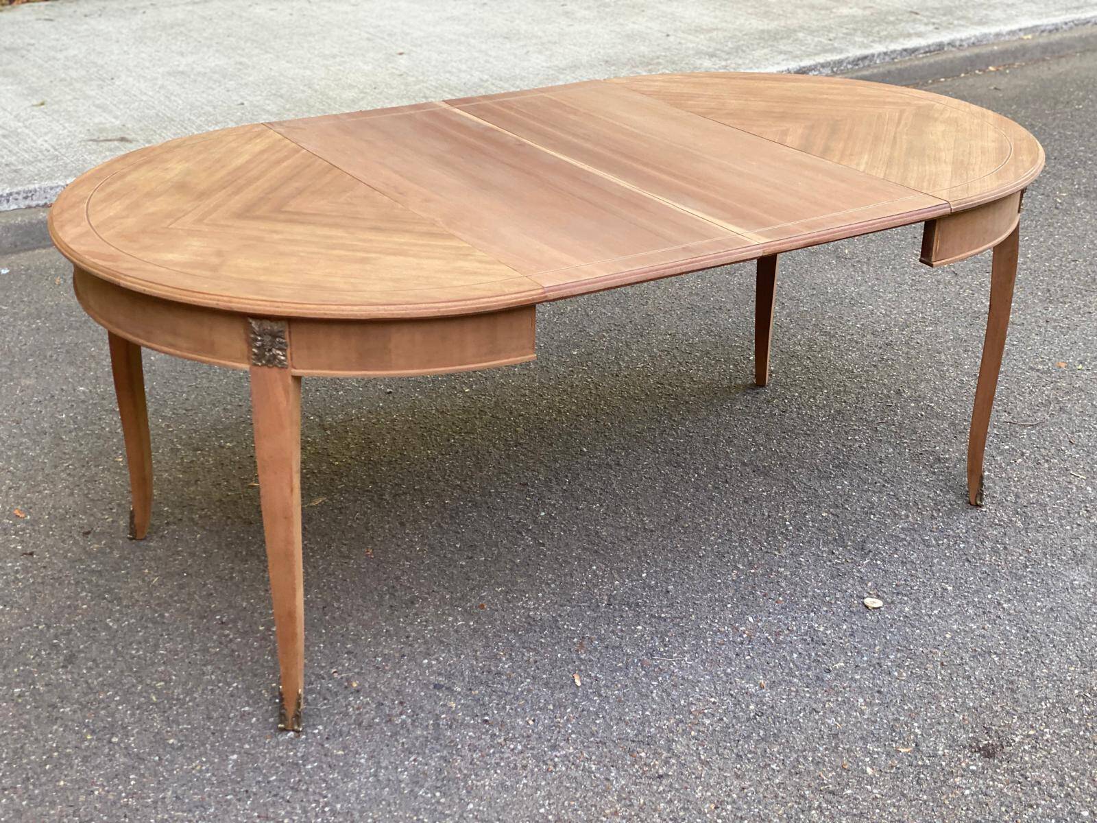 Round extendable dining table stripped in cherry wood with Louis XVI marquetry 1
