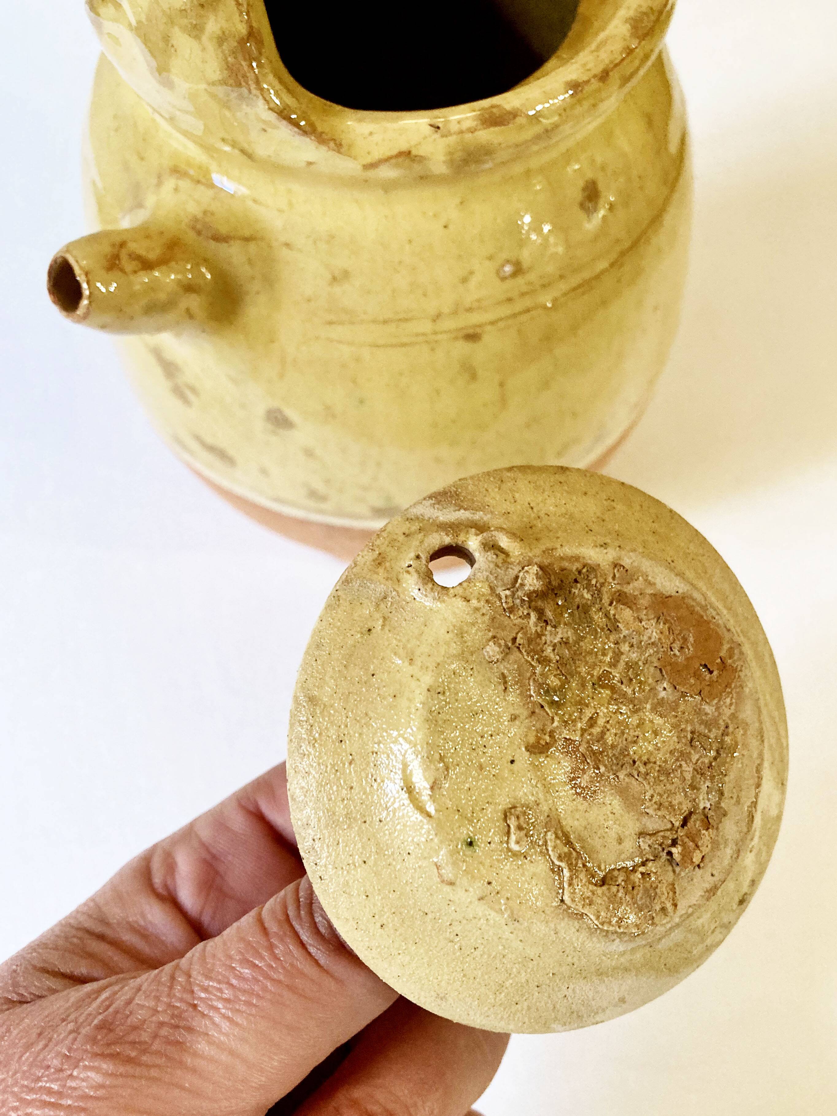 Cruche / chevrette en céramique vernissée jaune, avec couvercle