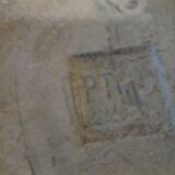 Pot ancien en terre sculpté sur les côtés et anse en fer forgé