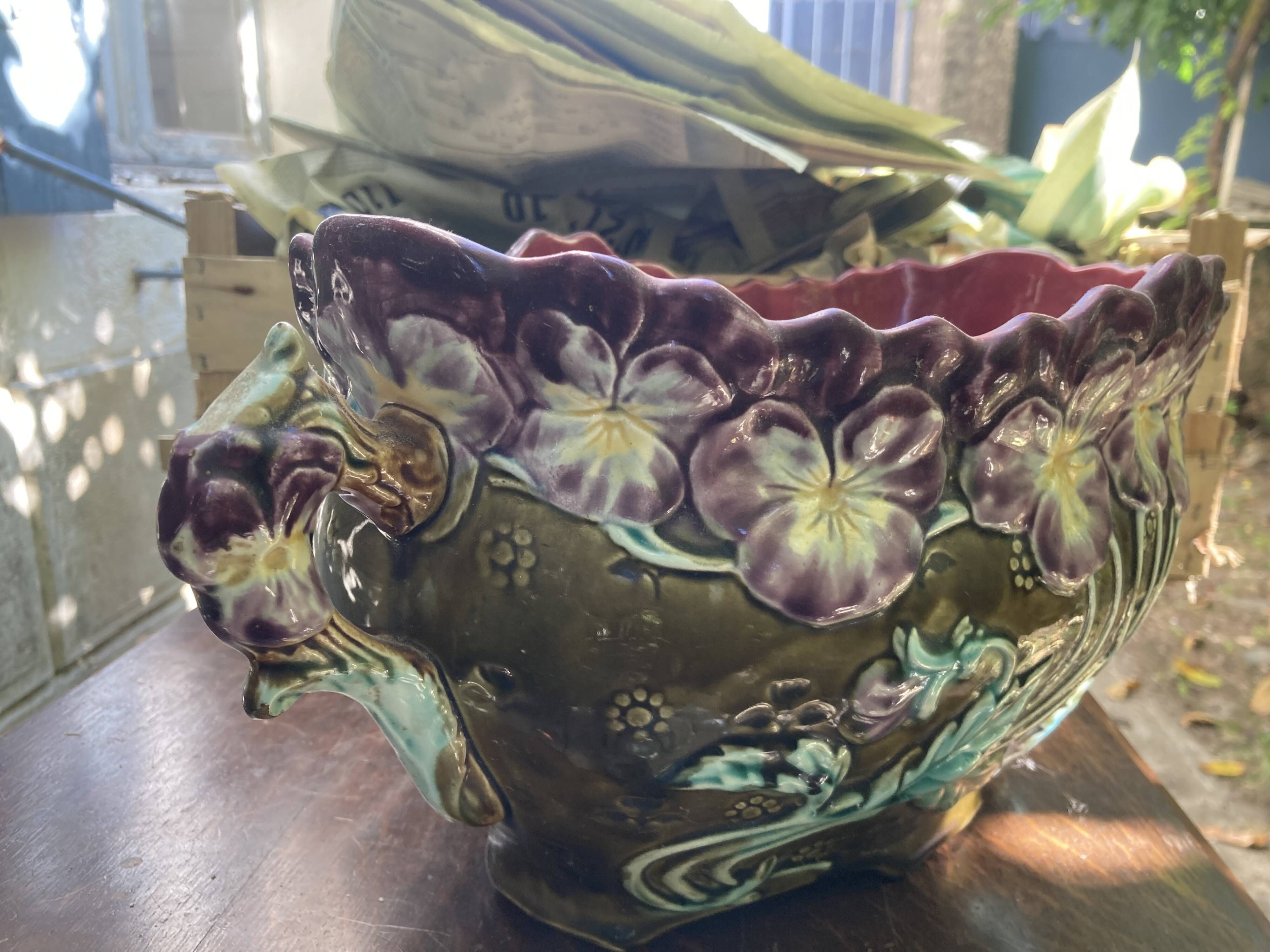 Earthenware cache pot onneig