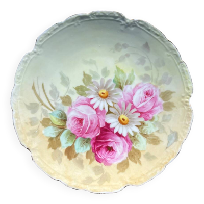 Assiette en porcelaine de Limoges à décor peint de fleurs