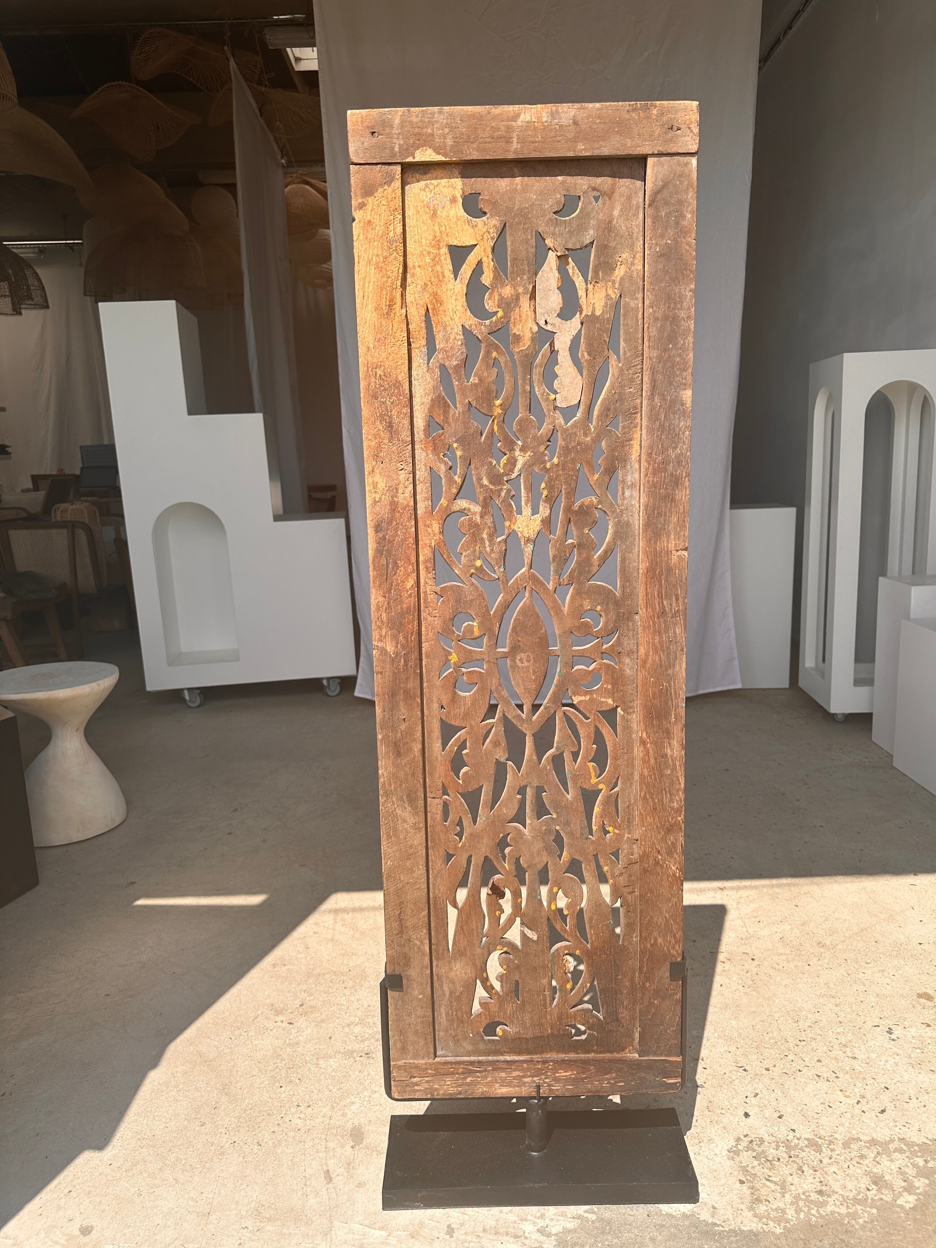 Rectangular Indonesian construction element with blue and yellow plant in carved wood