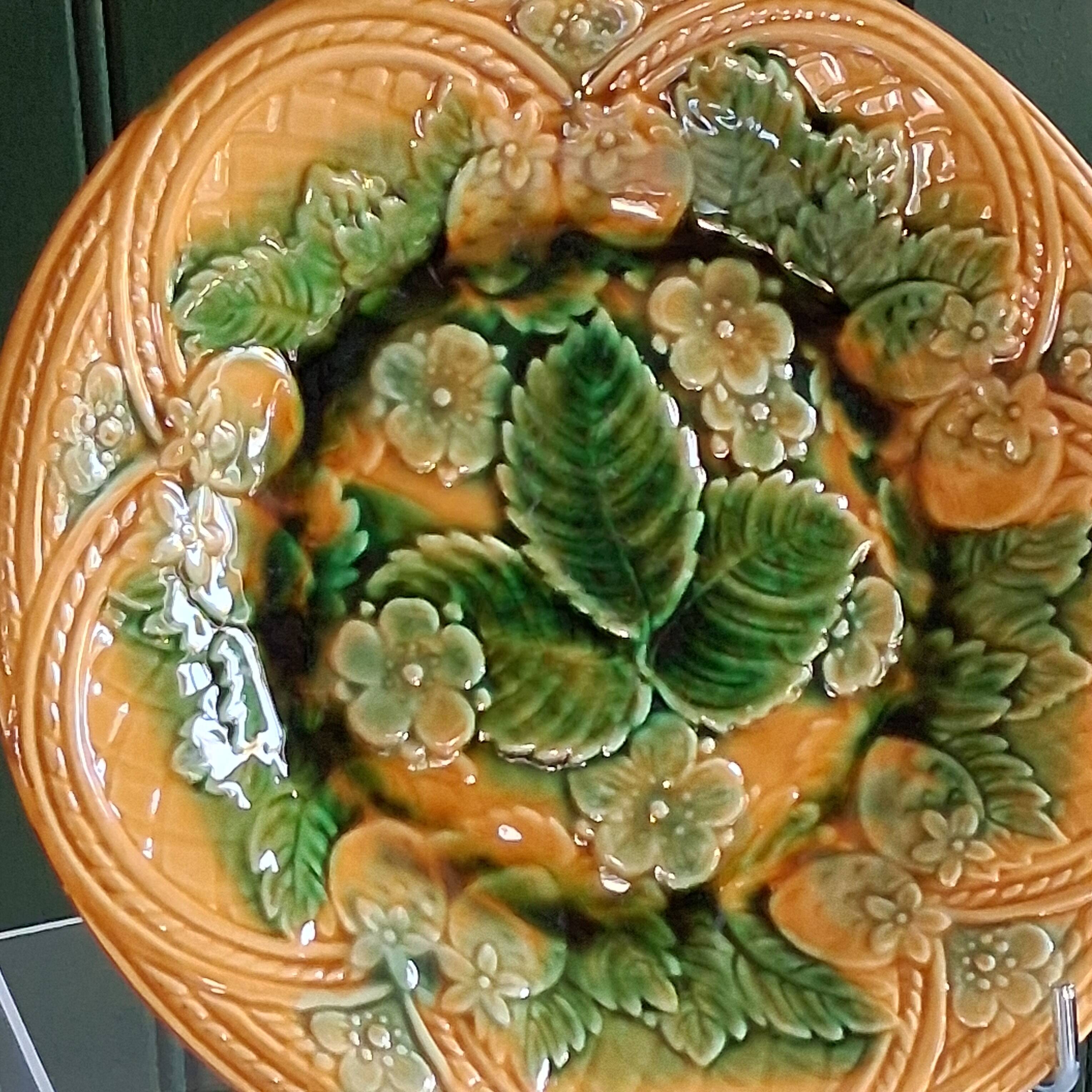 Dish / Plate in earthenware in very good condition