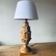 Lampe en bois sculpté