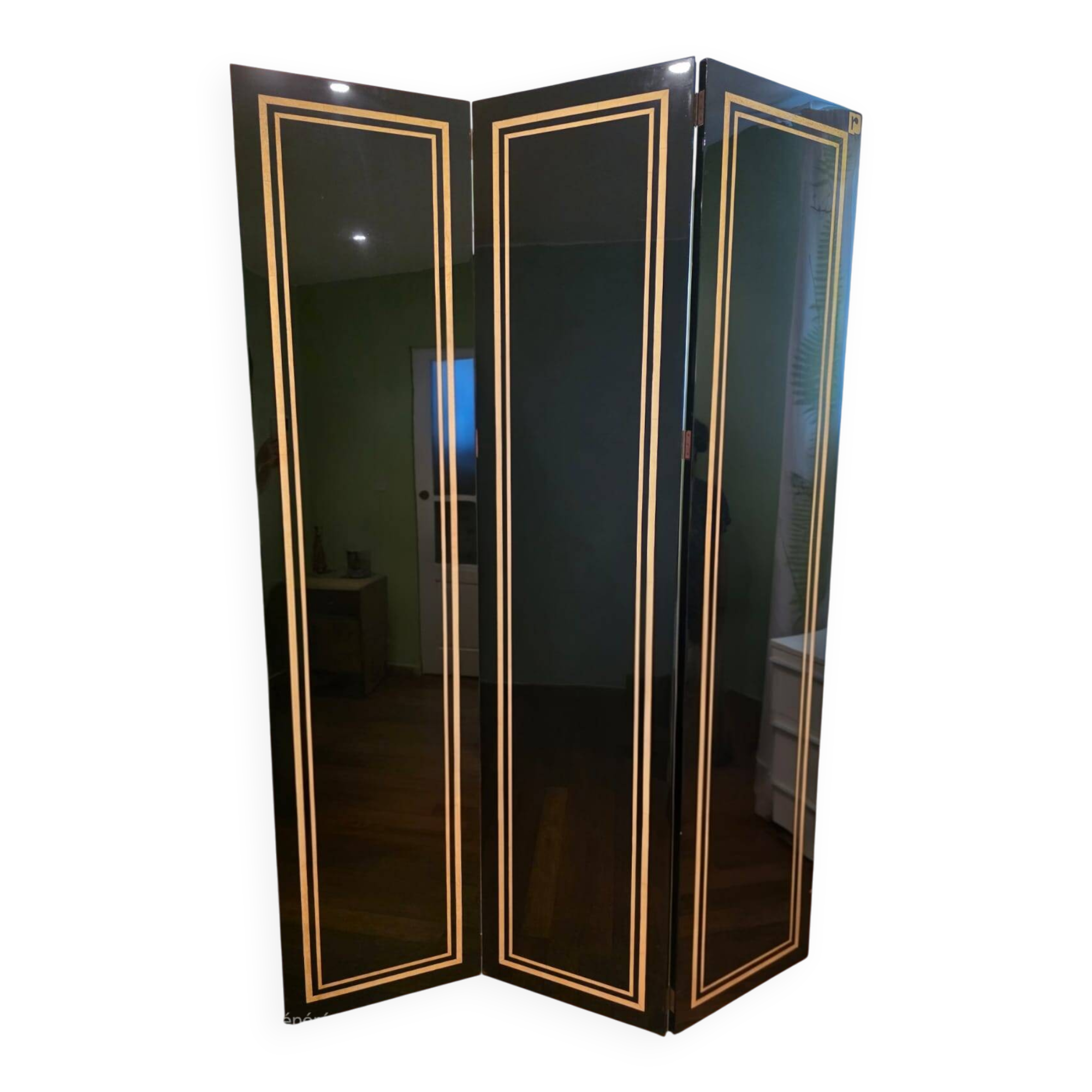 Black lacquered screen