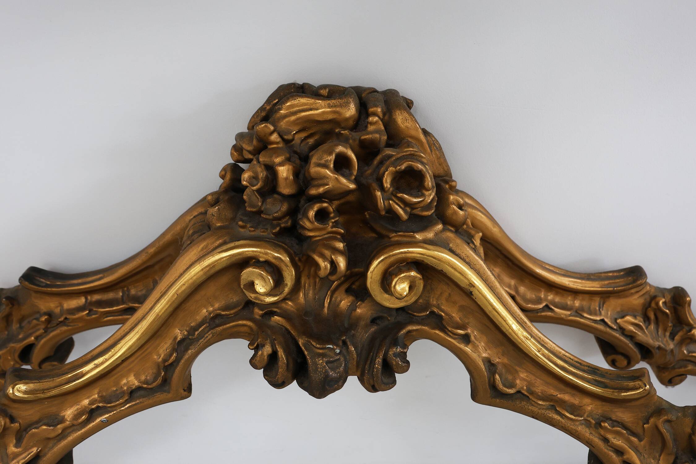 Console en bois doré sculpté avec plateau en marbre rose, style Louis XV / Rococo, It