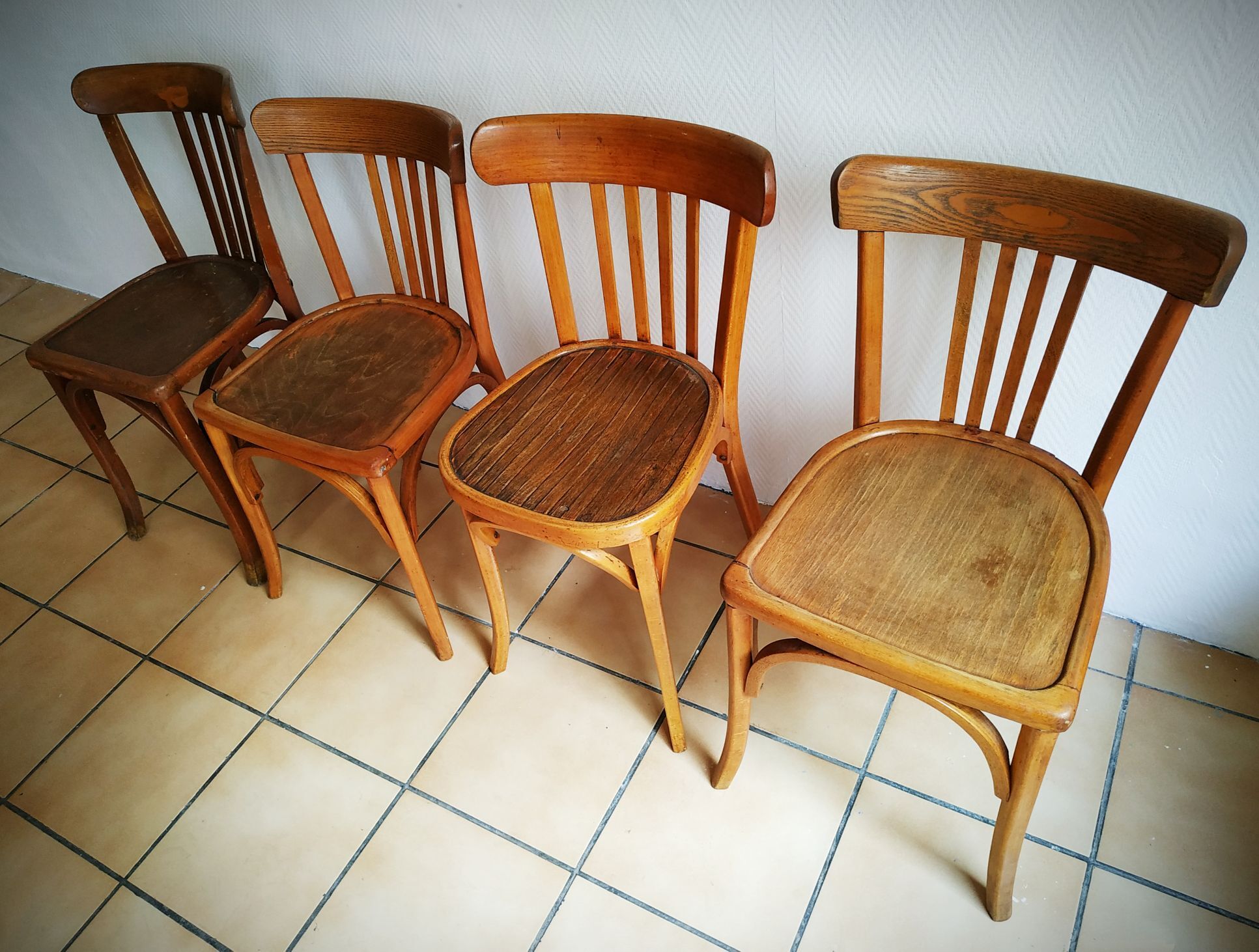 Série de quatre chaises bistrot