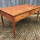 Table en bois de peuplier à 2 tiroirs de face d’époque reconstruction.
