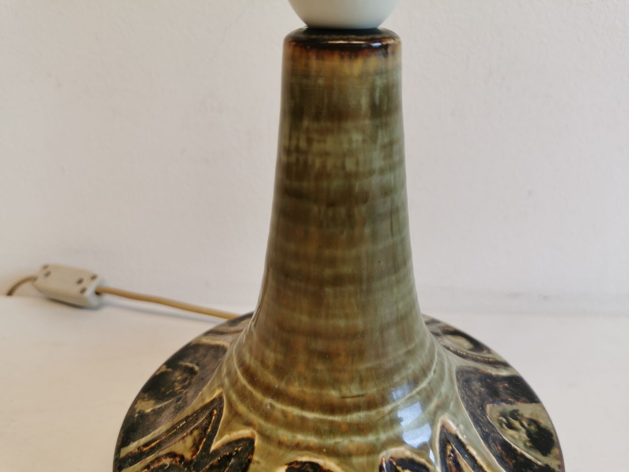 Lampe de table en céramique du danois Søholm dans de belles couleurs beige, vert et or.
