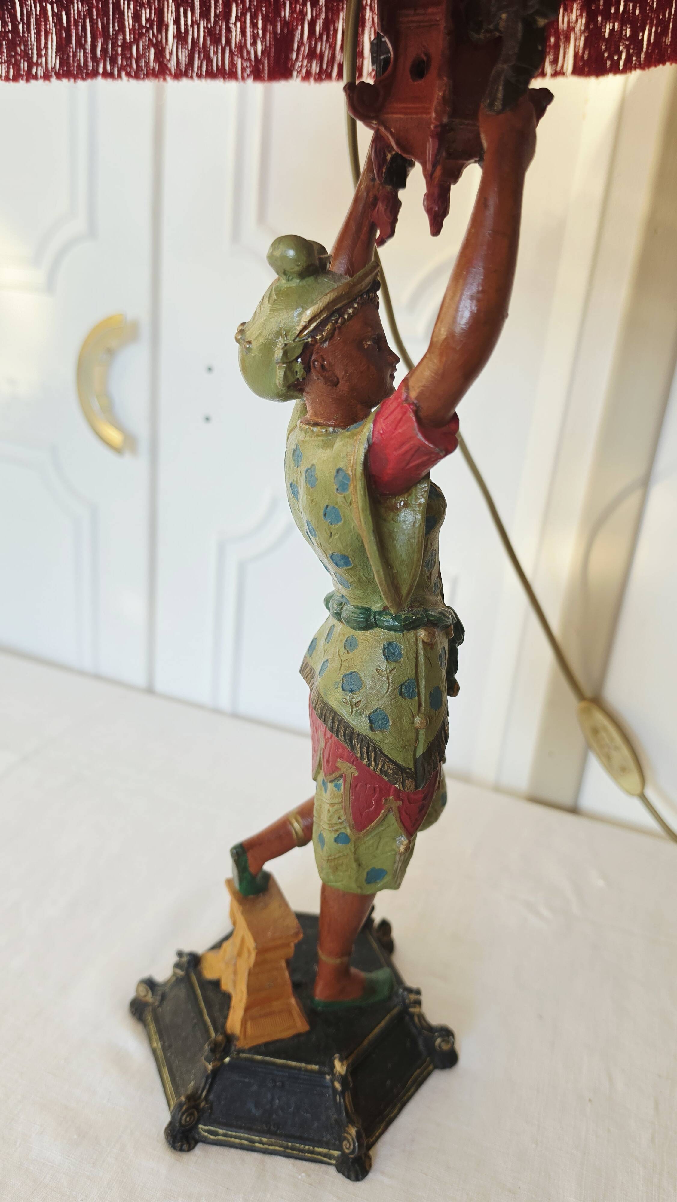 Lampe orientaliste ancienne, XIXe siècle, représentant un majordome nubio