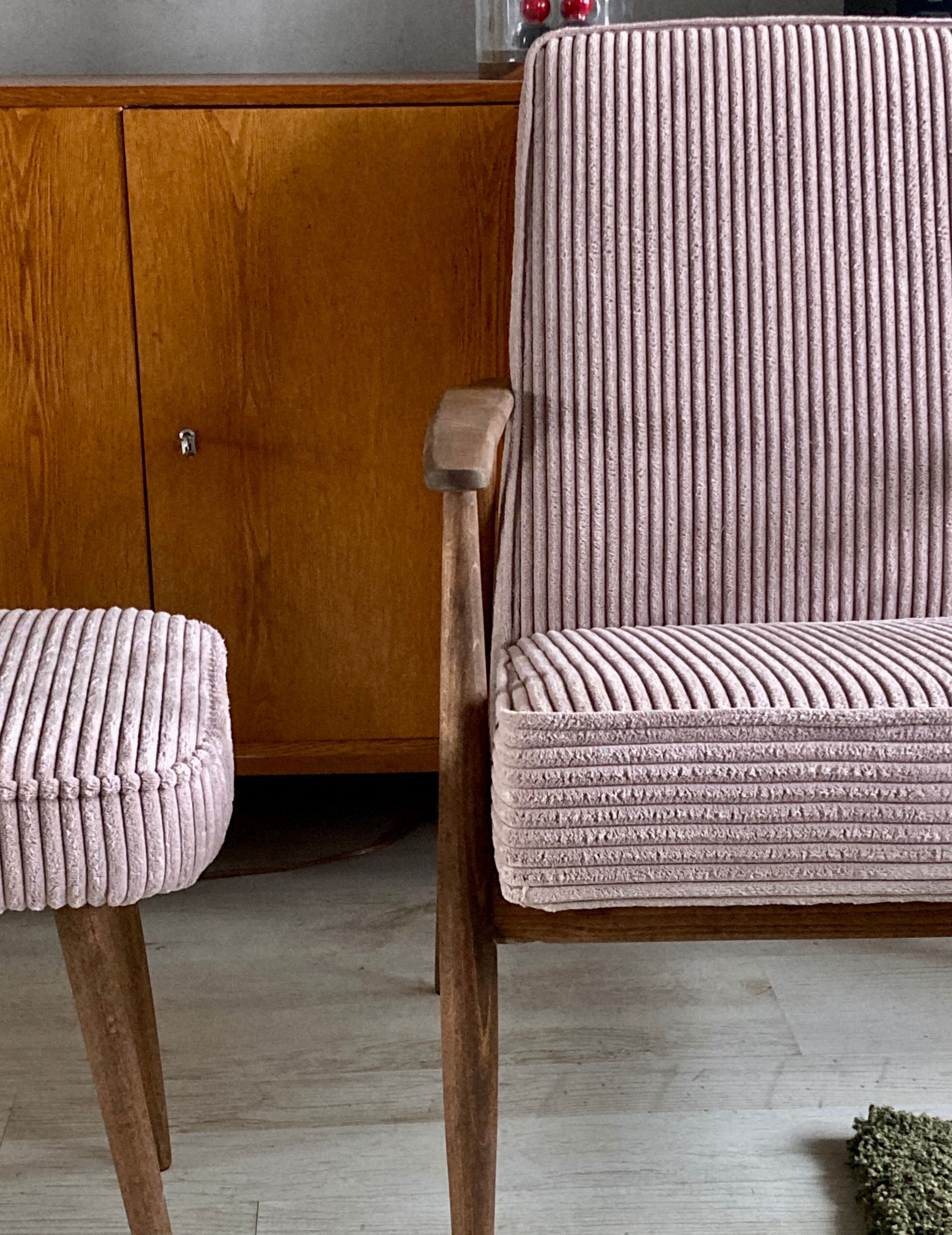 Armchair & ottoman 300-190