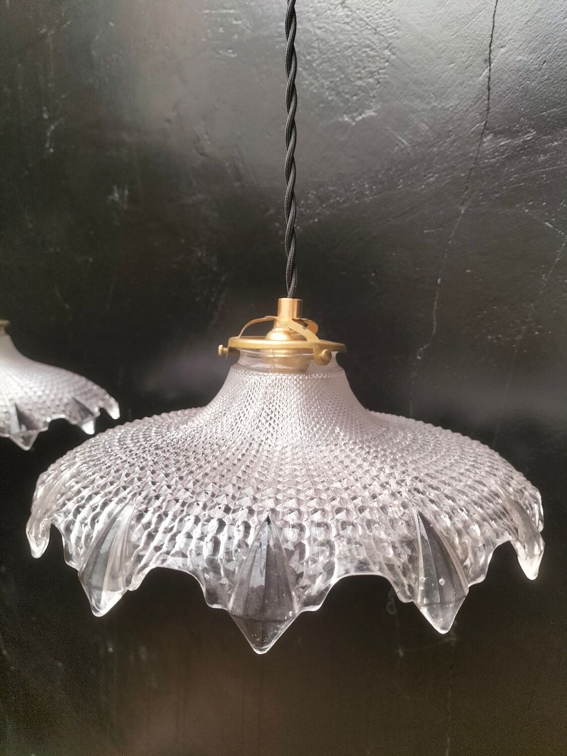 Paire suspensions en verre holophane