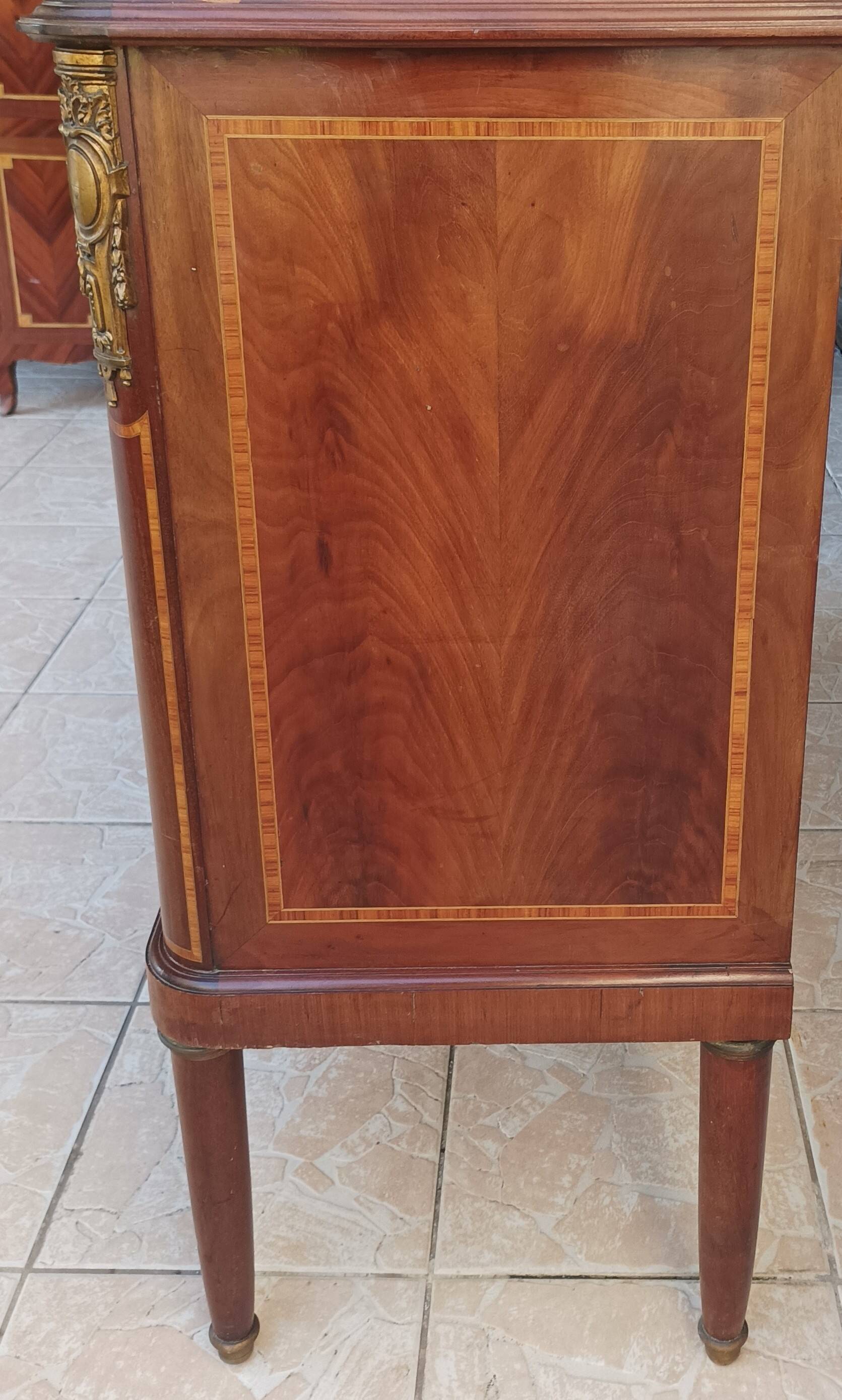 Buffet desserte Louis XVI en placage d'acajou et marqueterie de bois précie