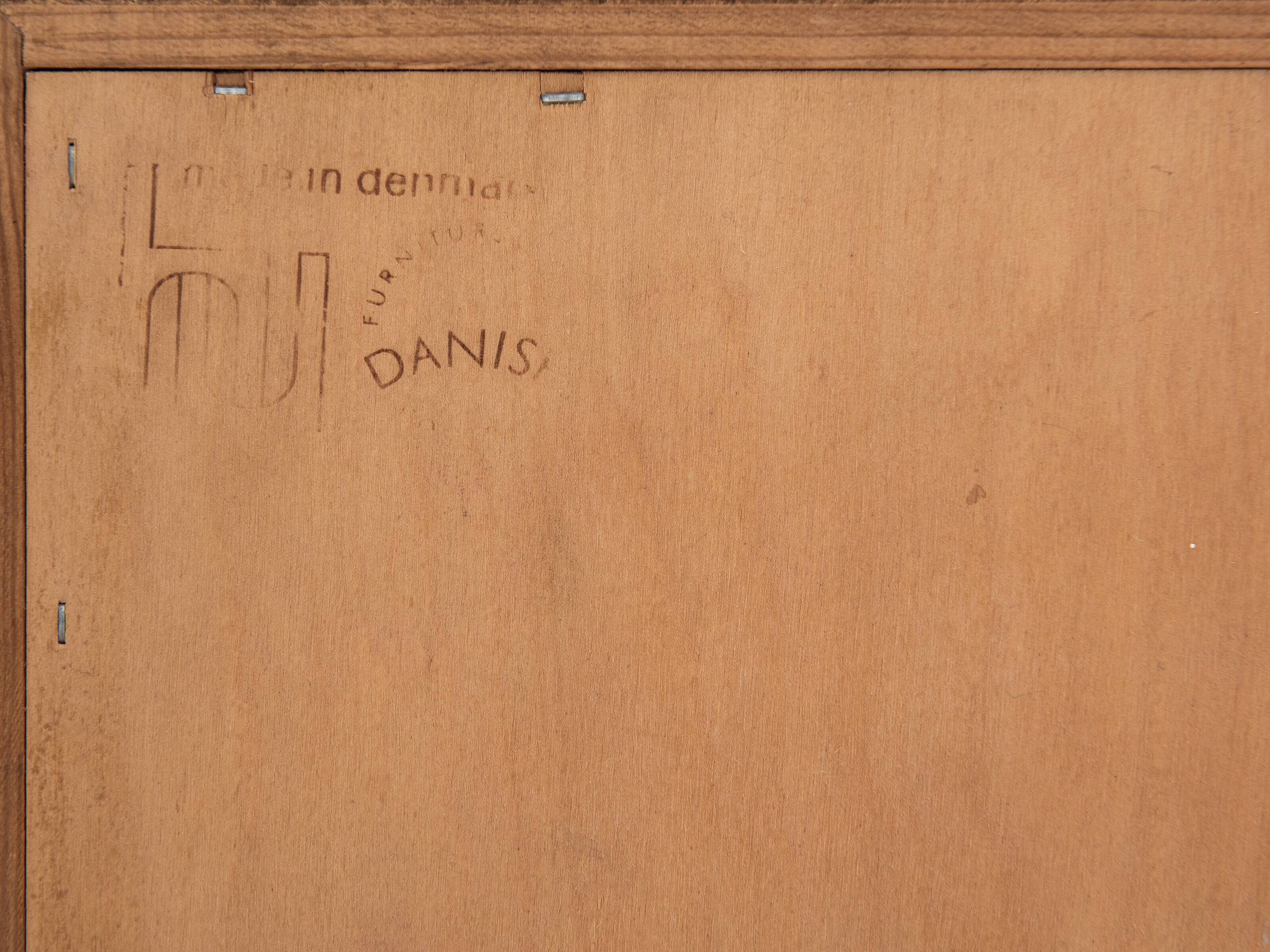 Midcentury Danish lowboard in teak with 2 sliding doors by Hundevad 1960s - 138cm