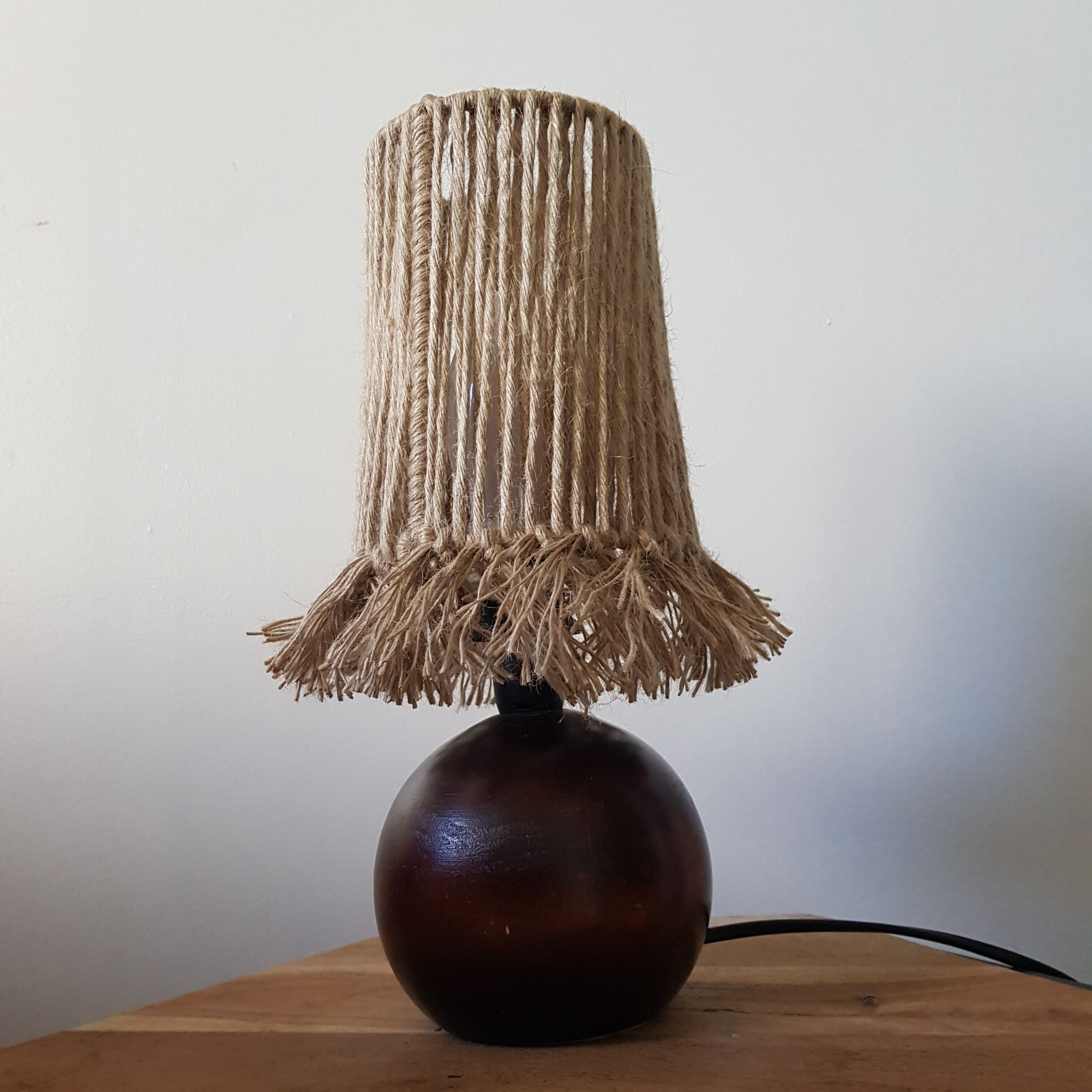 Lamp made of upcycled jute wire