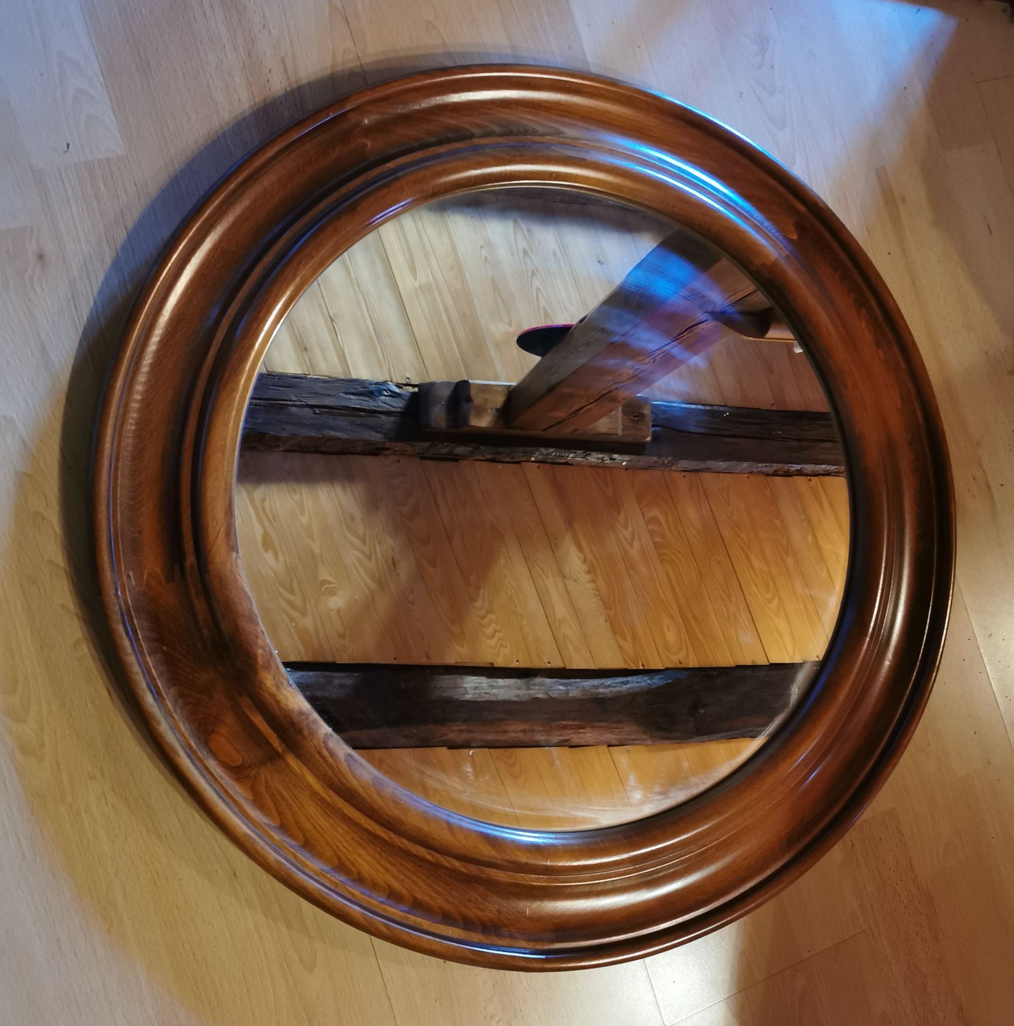 Round mirror
