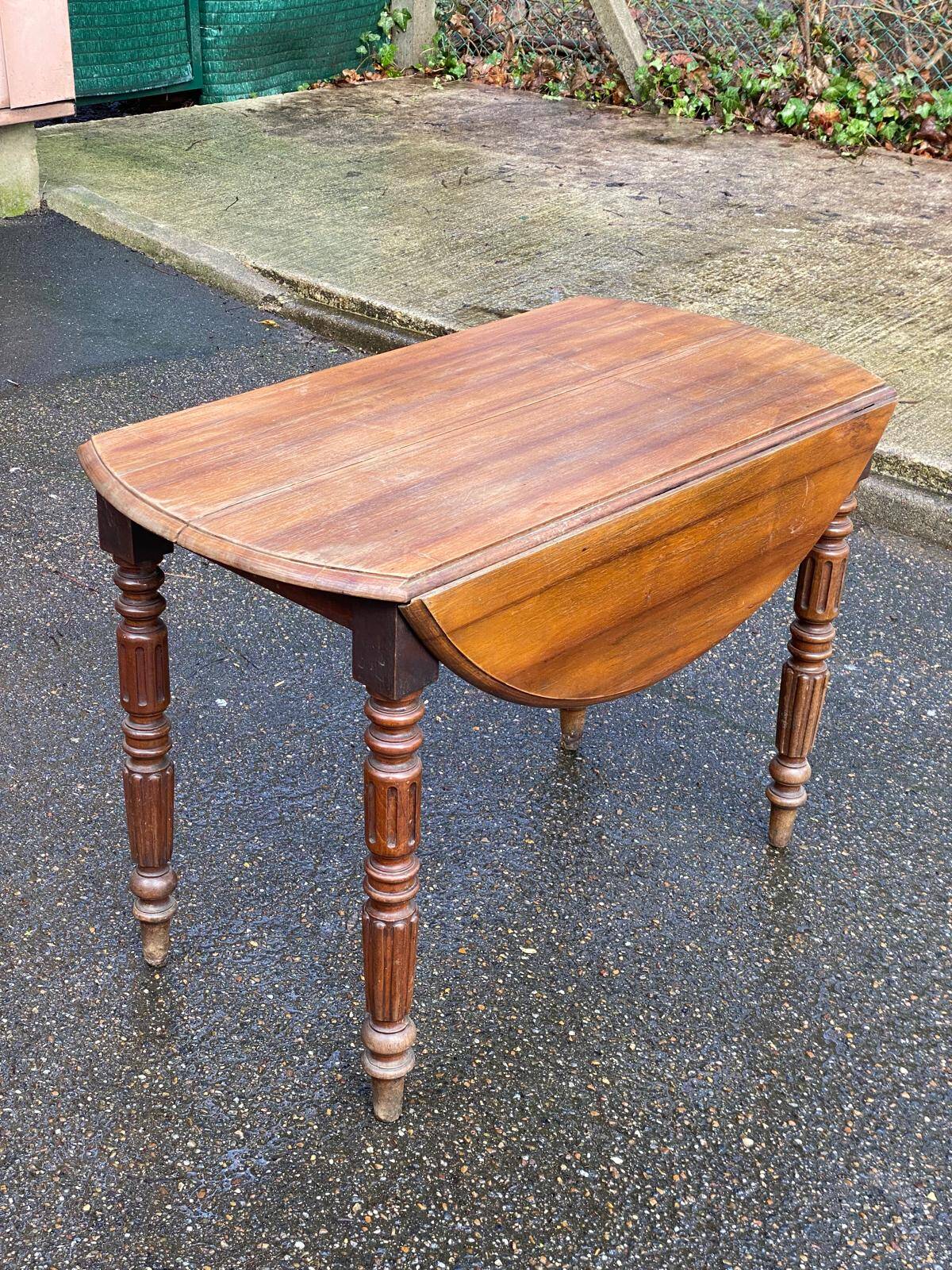 Louis Philippe round table with leaves, solid wood, 19th century, 95cm.