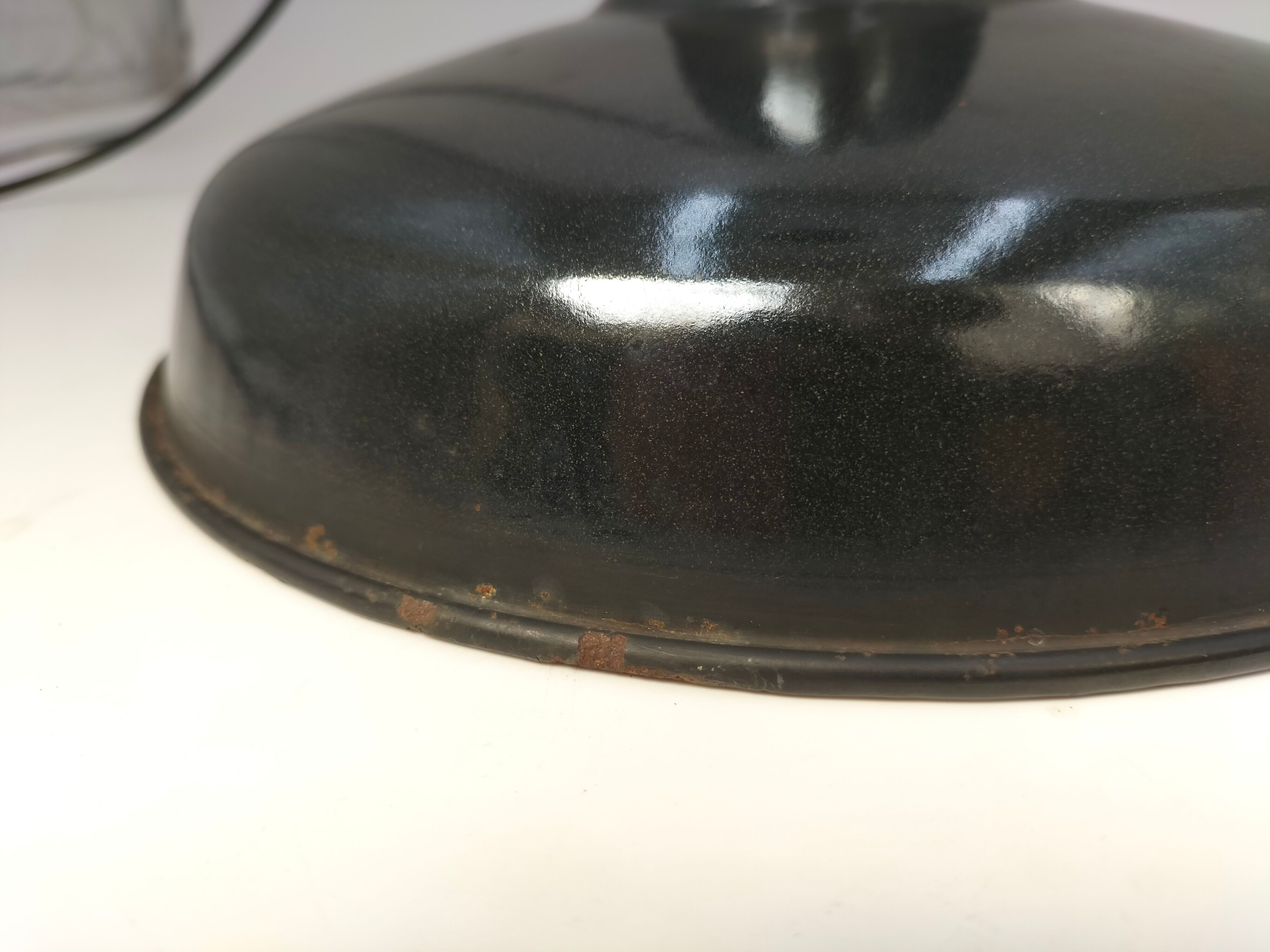 Industrial lamp in enamelled sheet metal