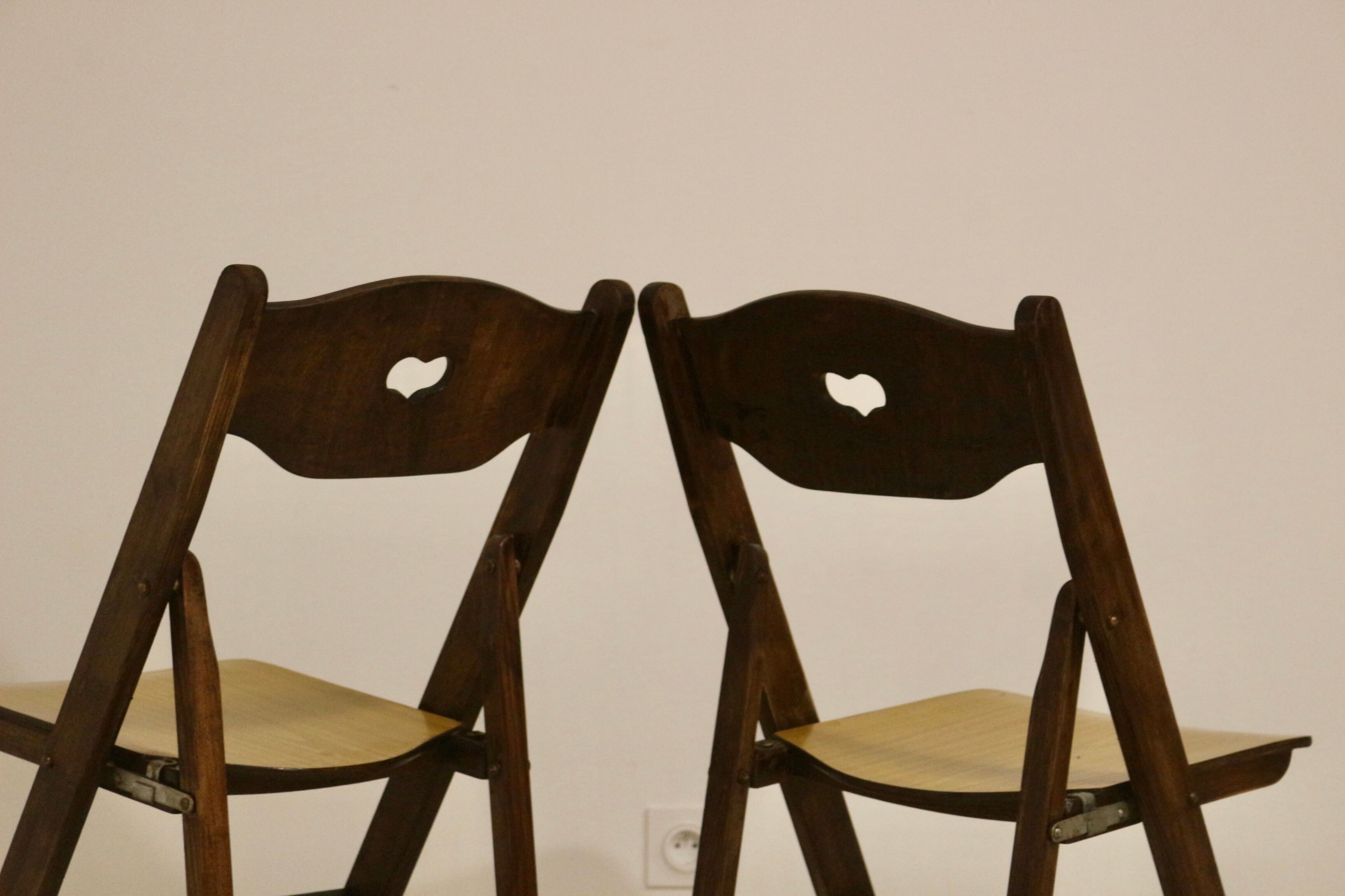 Pair of vintage folding chairs year 50 sculpted backrest.