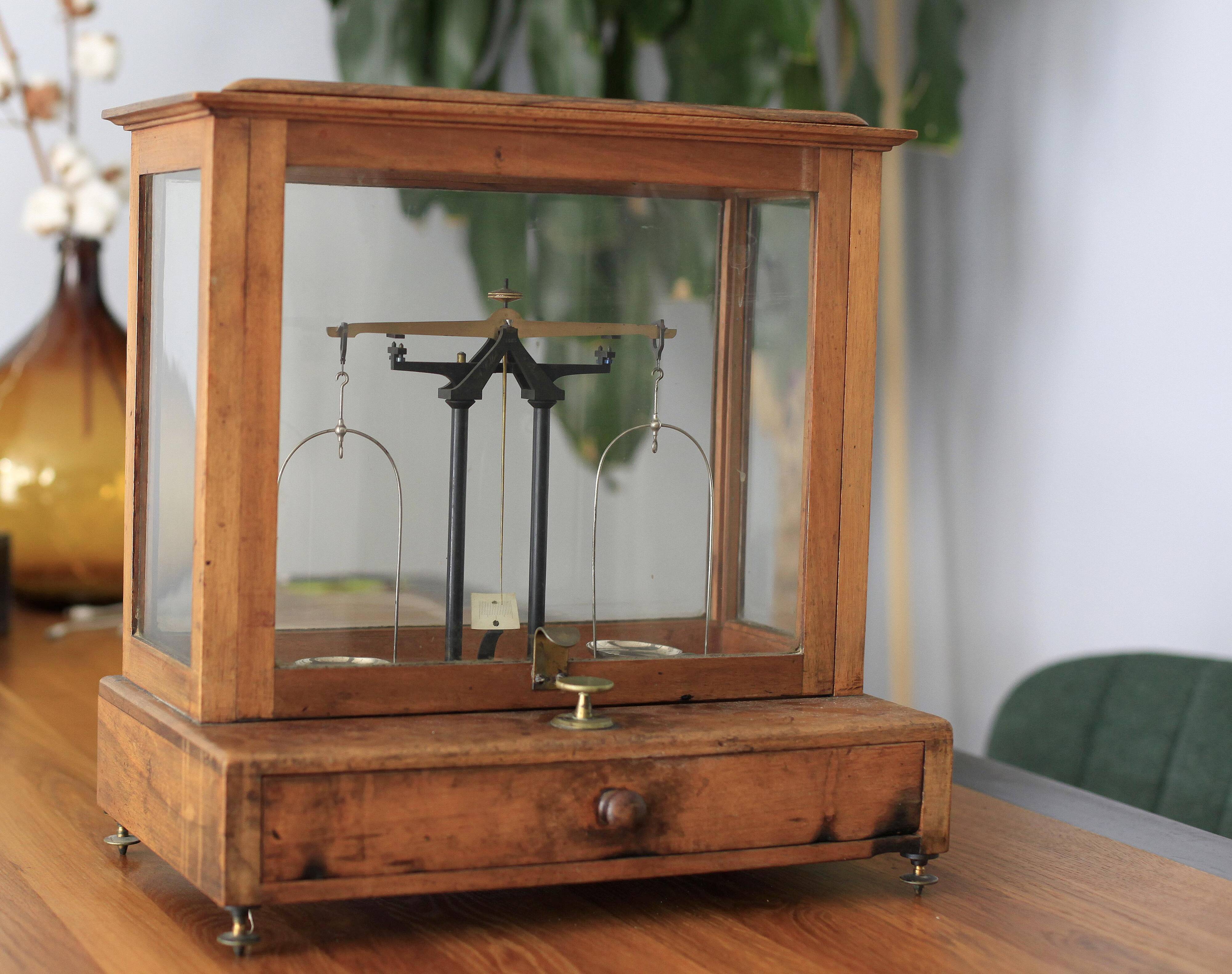 Pharmacy precision balance 1883