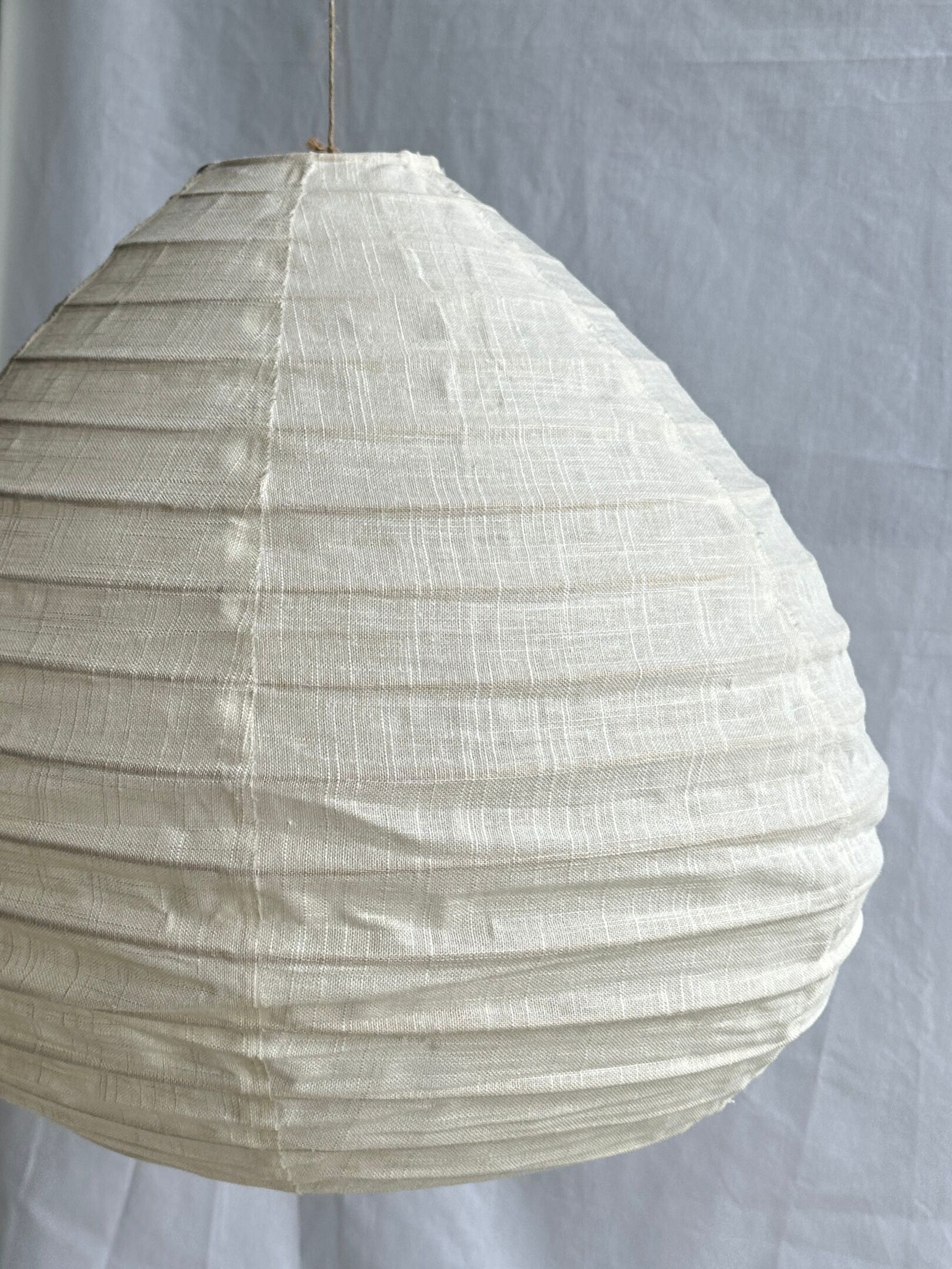 Suspension in rattan and natural japanese linen in the shape of a drop
