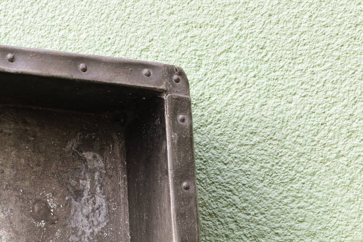 Table de métier, début 20ème, en bois et zinc riveté