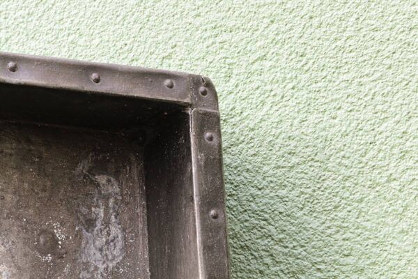 Table de métier, début 20ème, en bois et zinc riveté