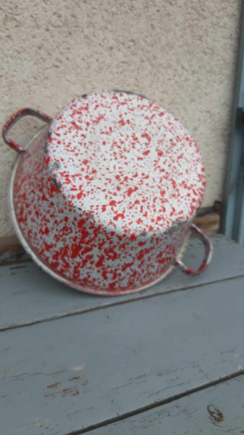 Bassine en tole emaillée rouge