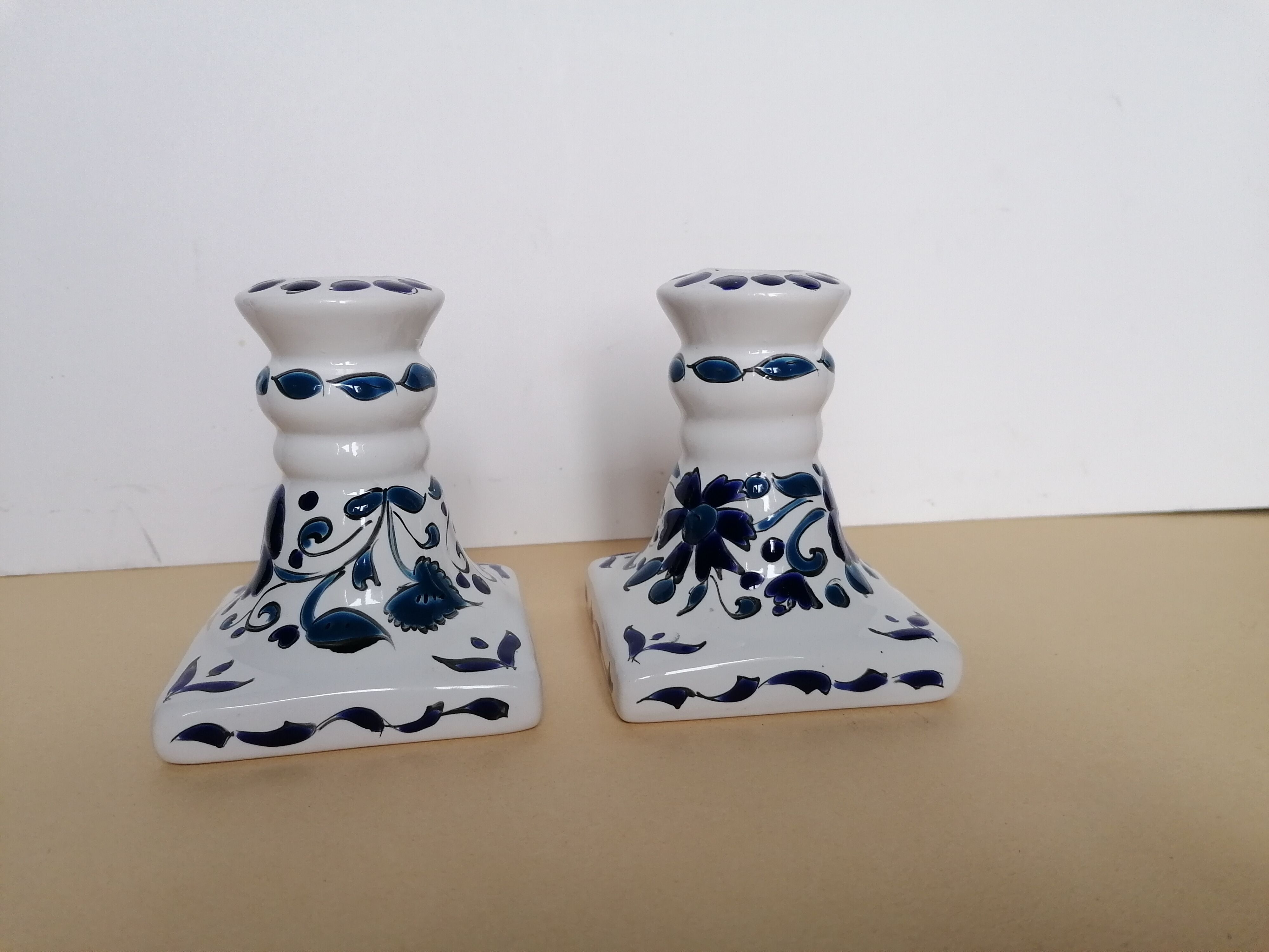 Paire de bougeoirs décor en émaux blanc et bleu