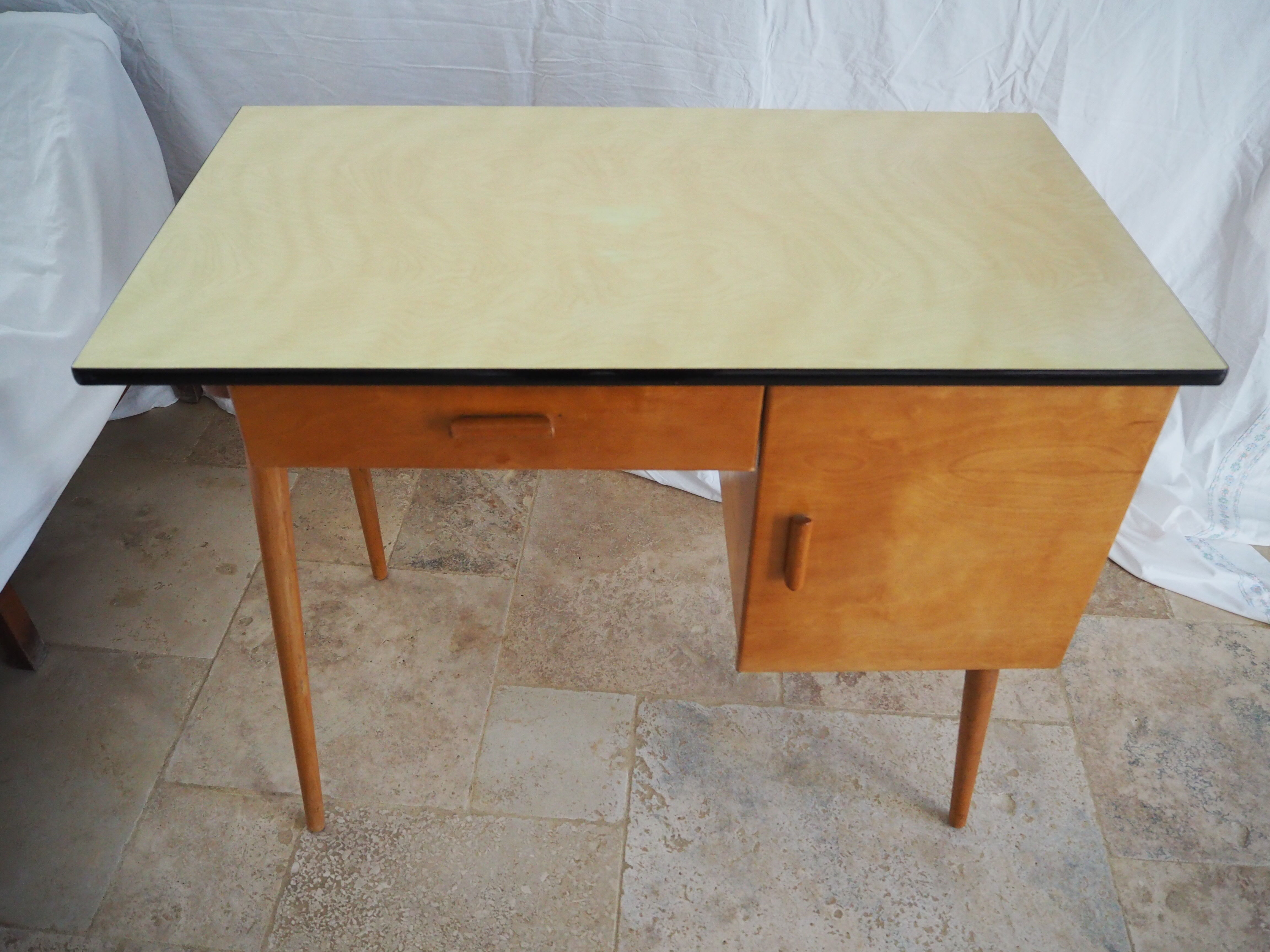 Bureau en bois plateau formica des années 60