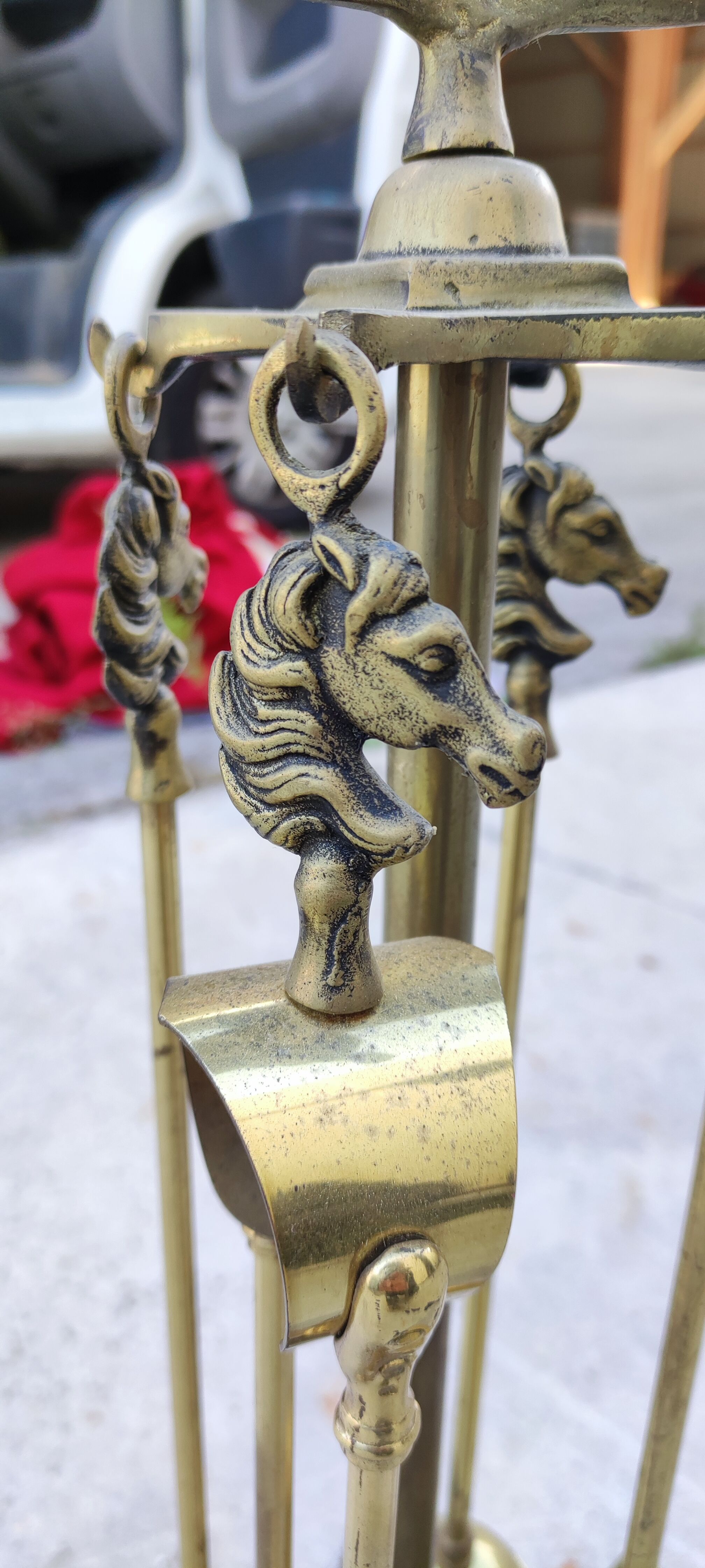 Serviteur de cheminé en bronze doré décor équestre, cheval