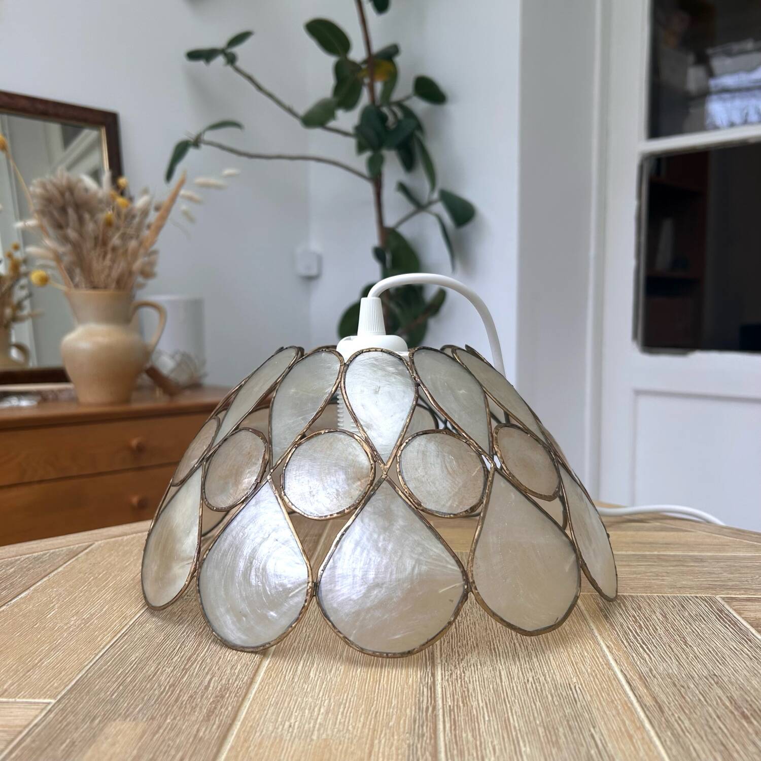 Beige mother-of-pearl "Petals" pendant