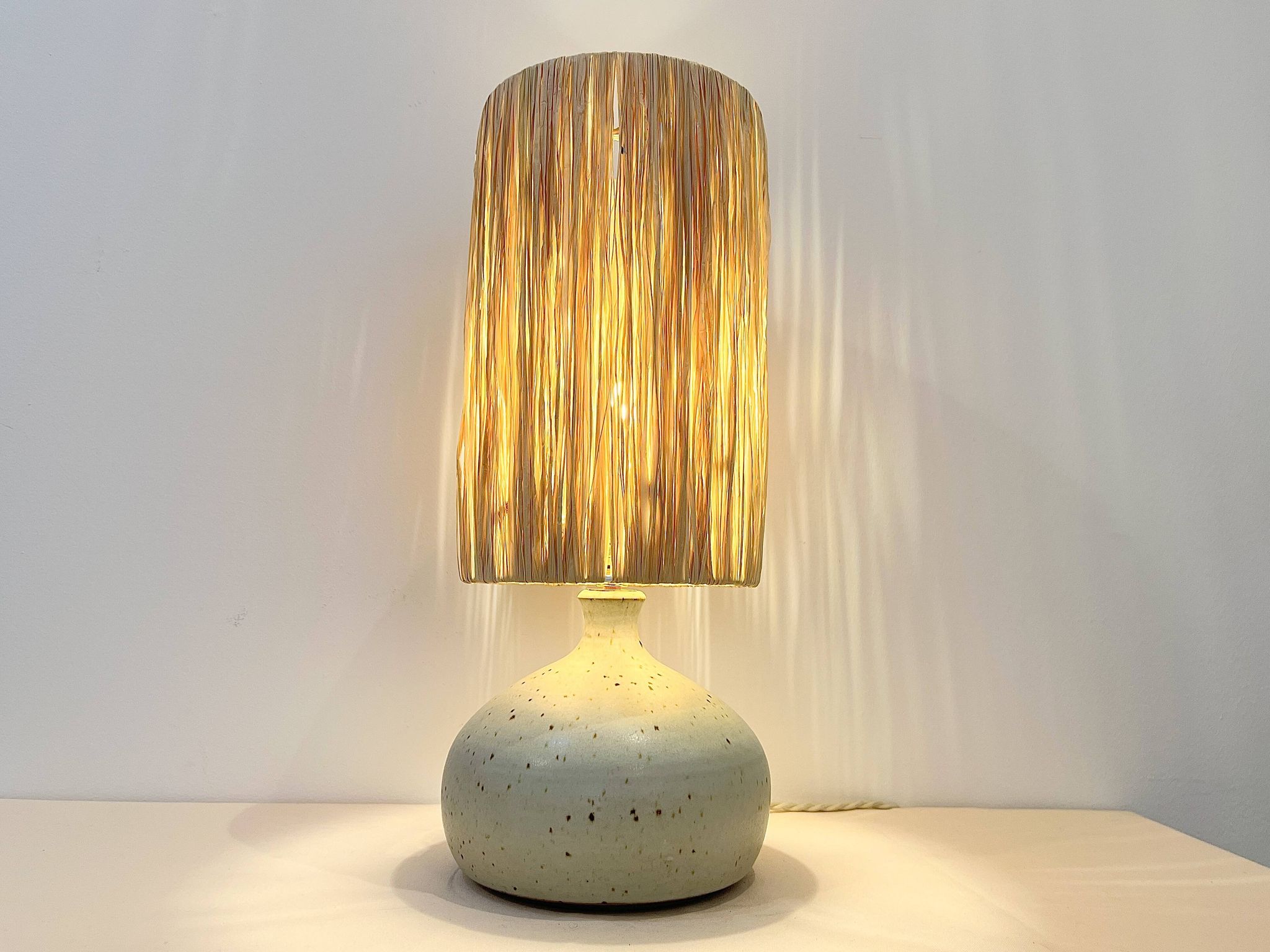Pied de Lampe vintage en grès céramique beige gris abat-jour en raphia 1970