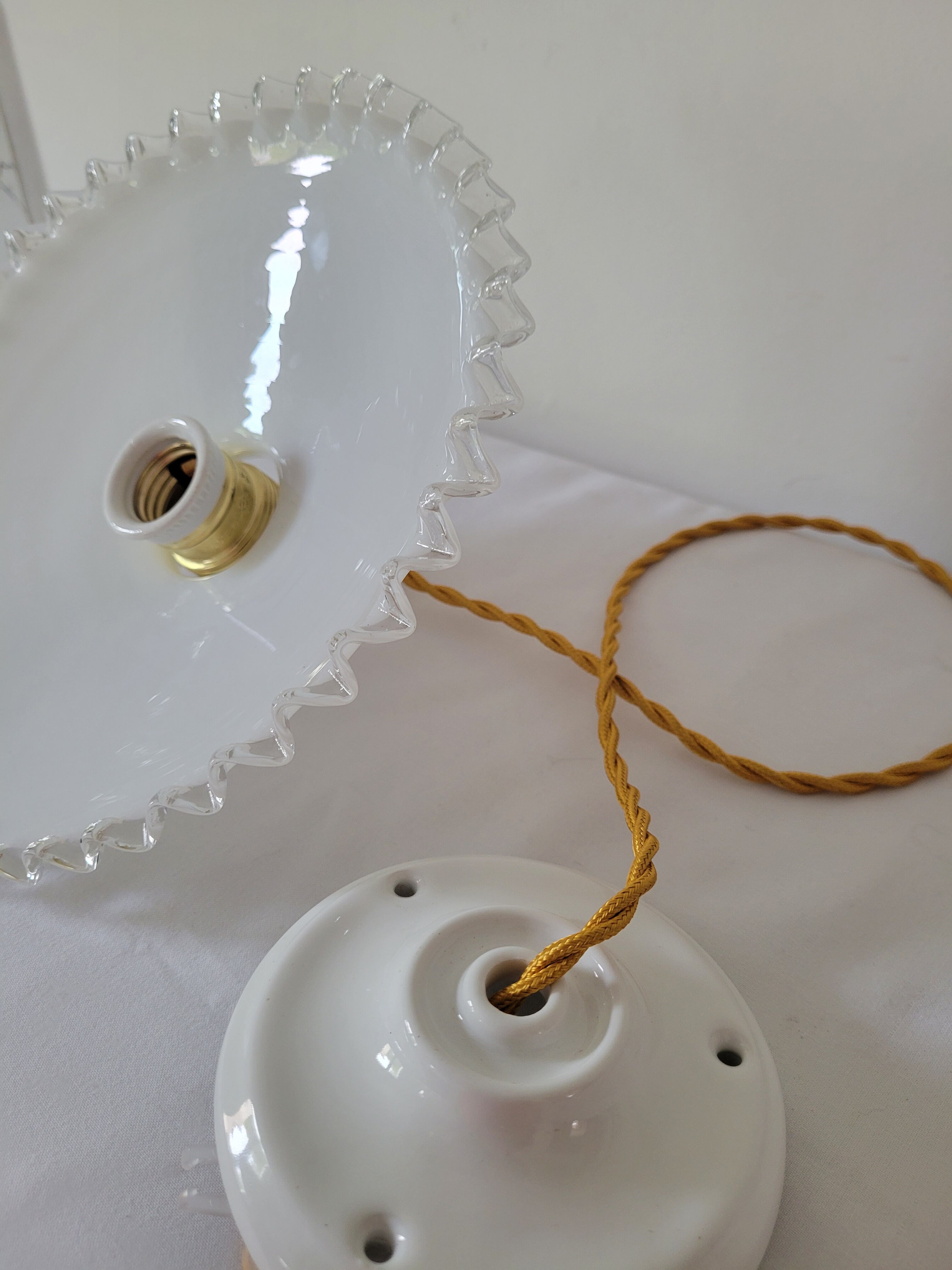 Serrated opaline suspension