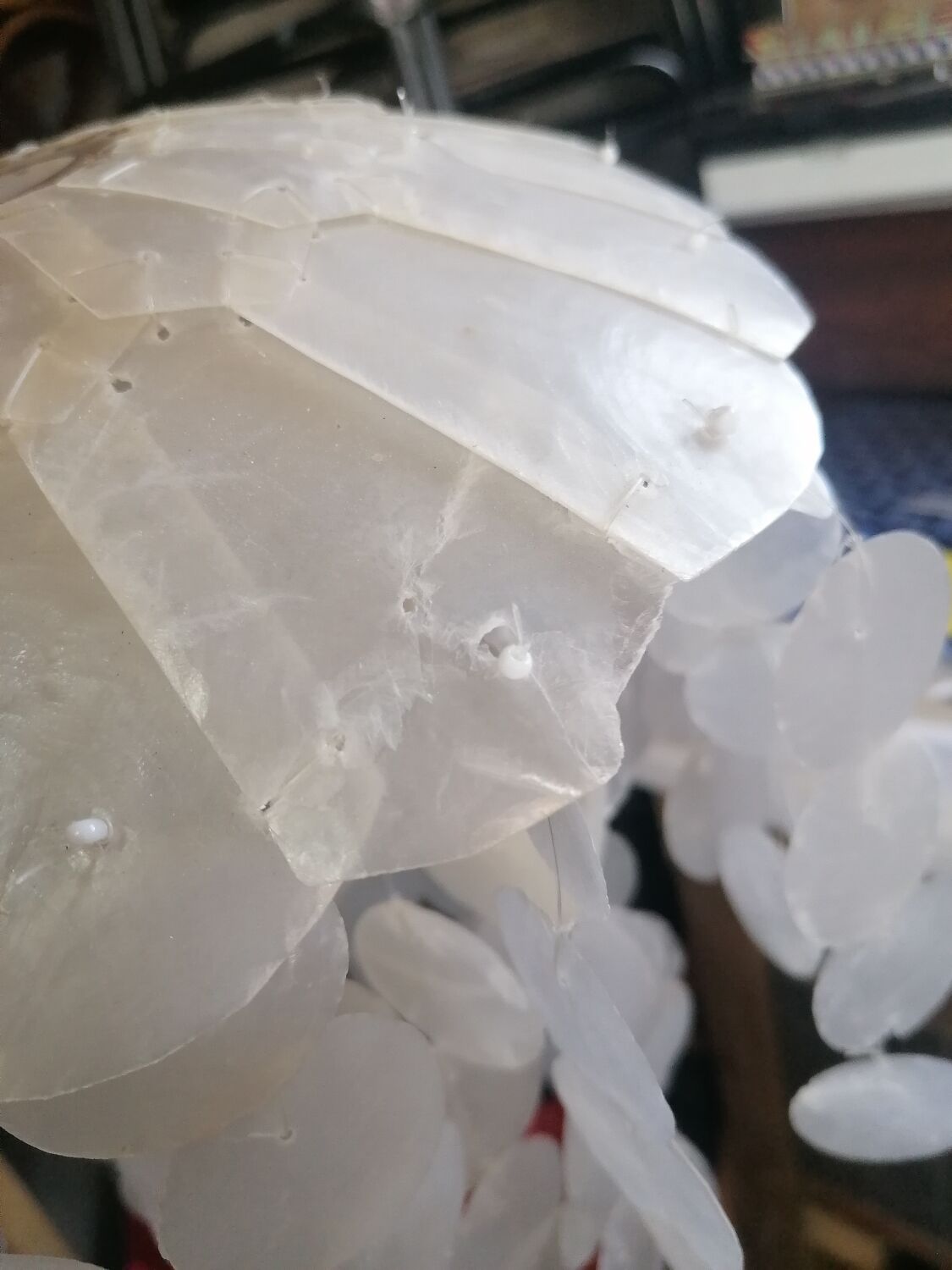 Duo of hanging lamps in mother-of-pearl tassels