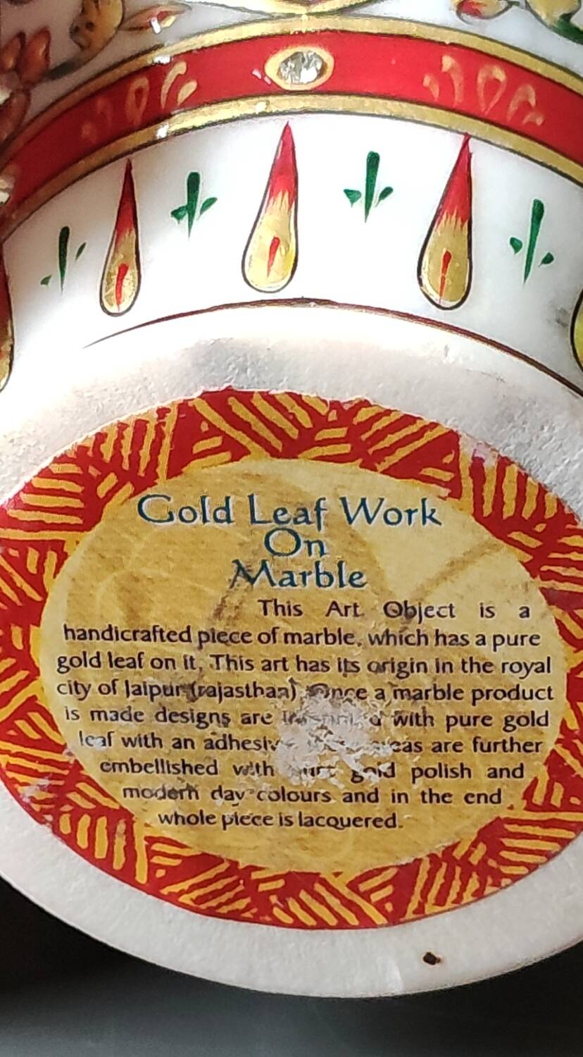 Hindu marble vase with floral decoration and gold leaf, in a box. Height 20 cm.