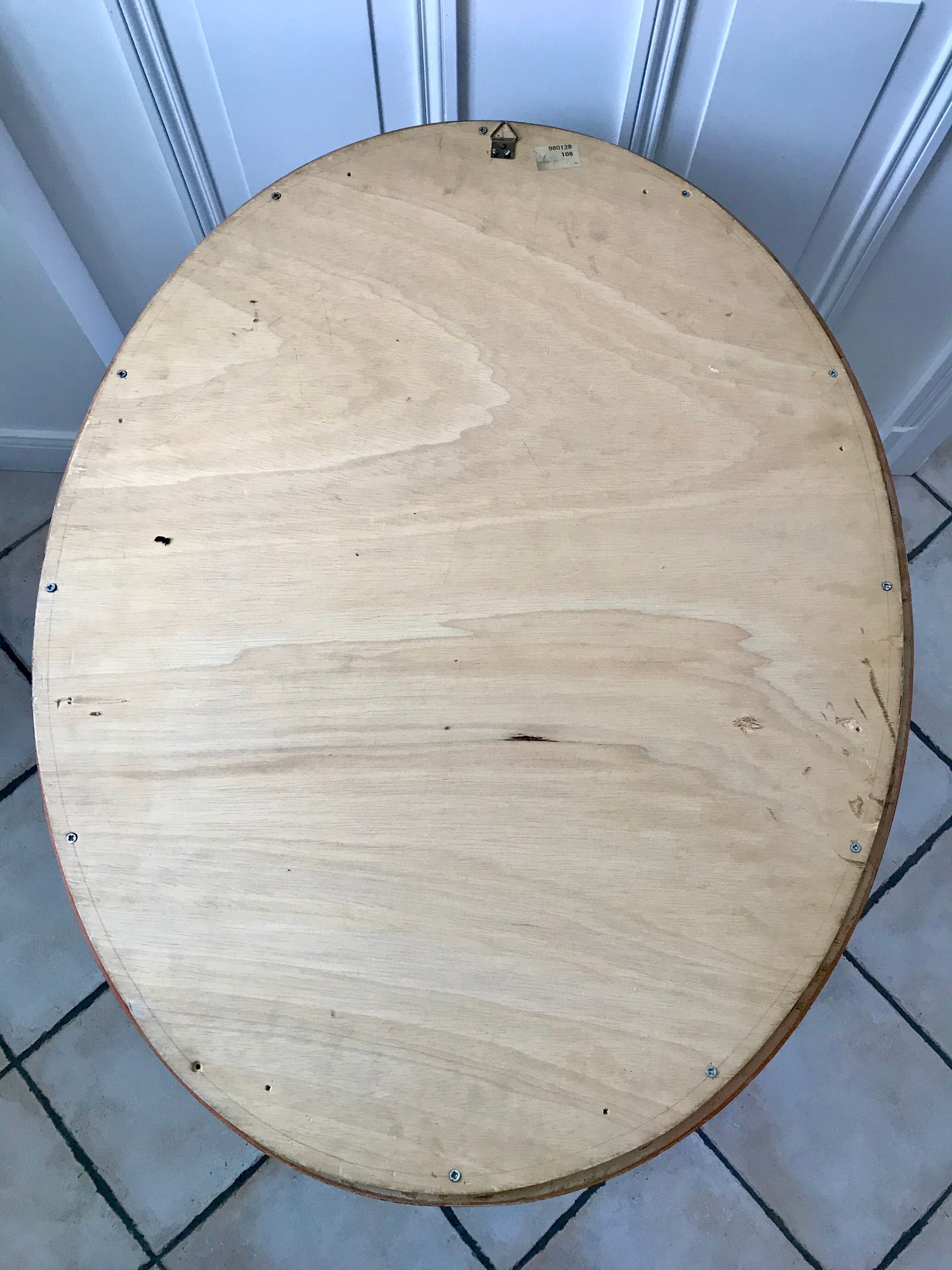 Grand miroir oval en stuc doré vintage
