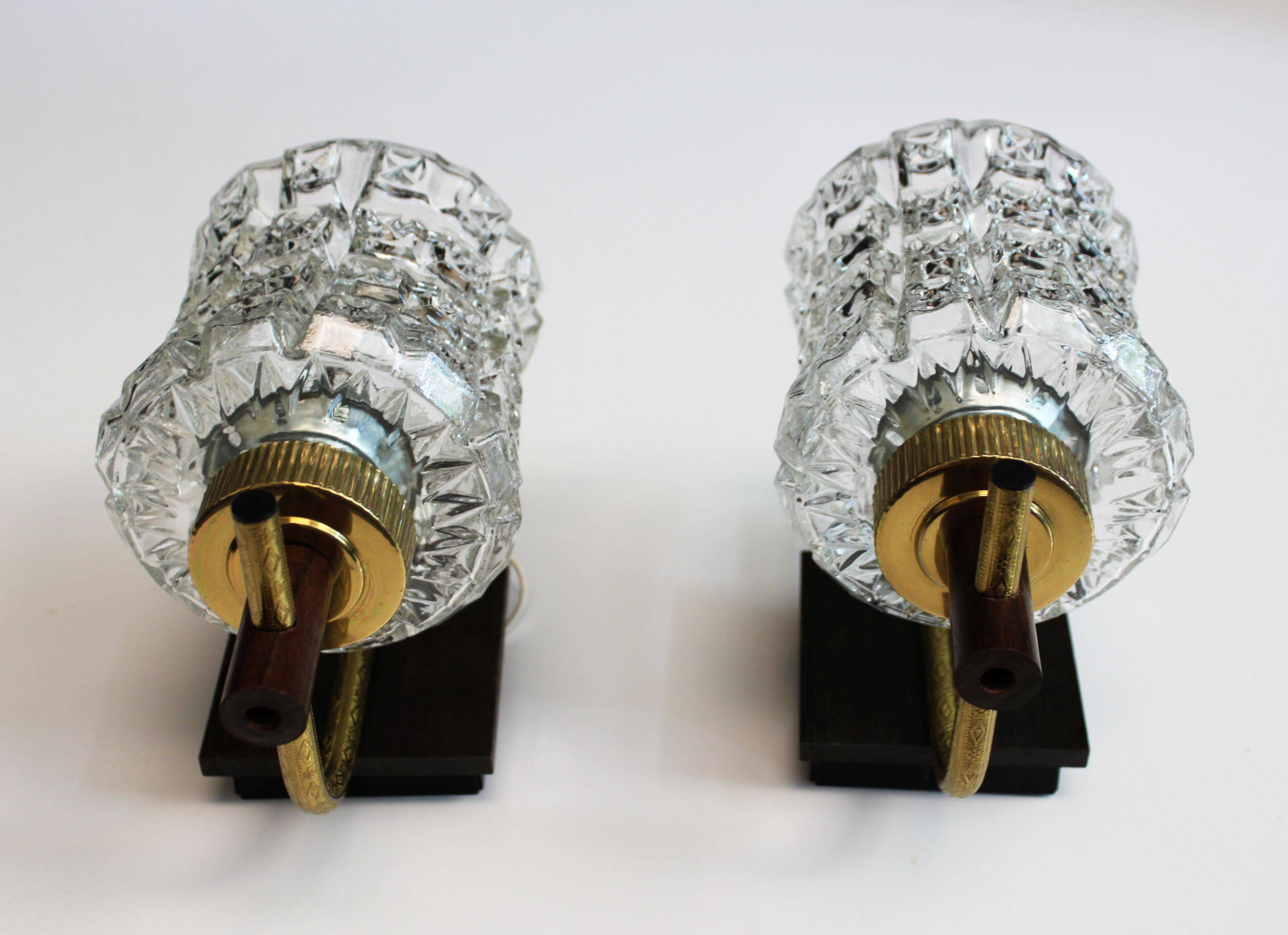 Pair of wall sconces in textured glass, wood, and gold metal, 1970.