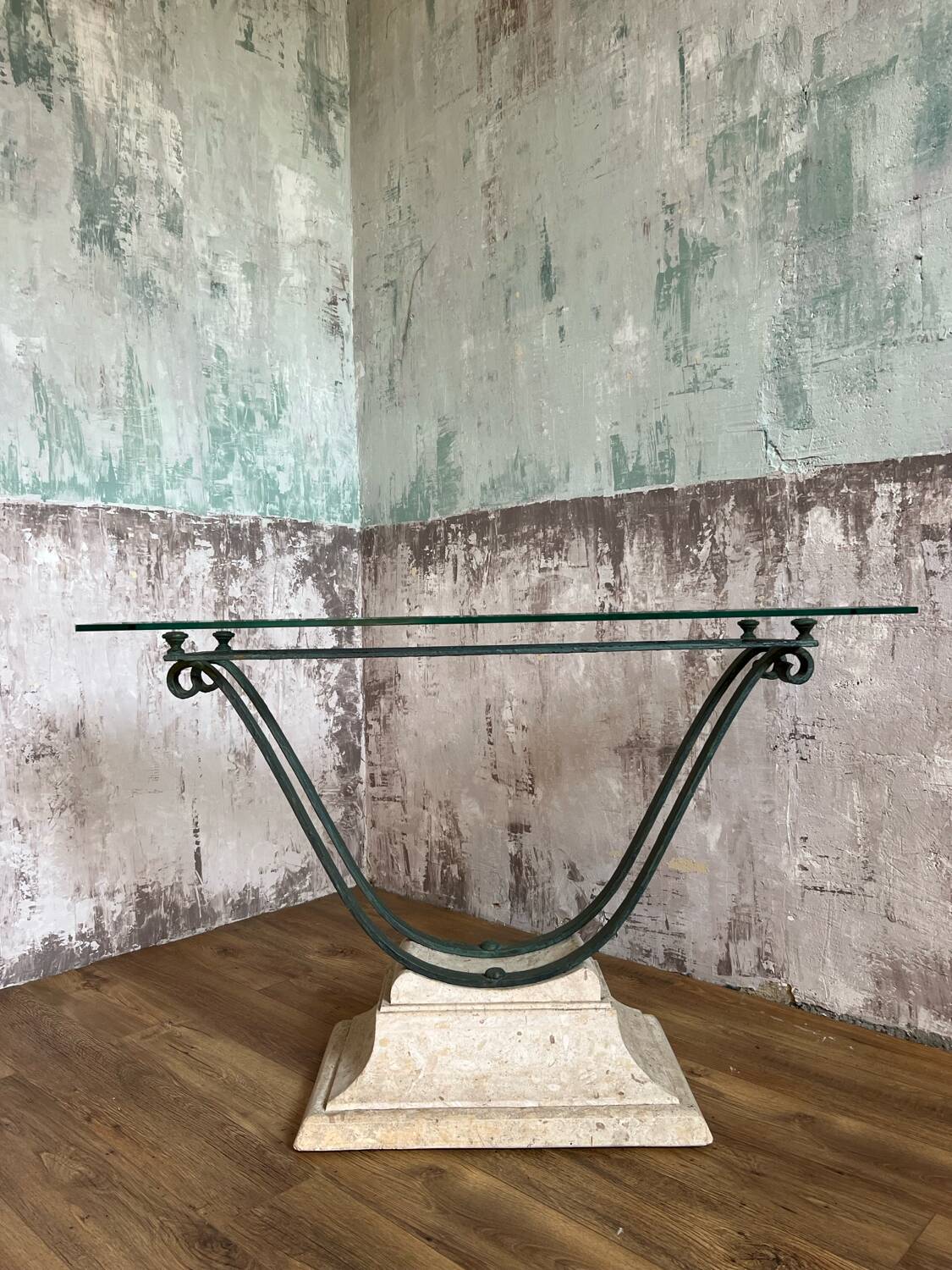 Console in glass and antique patinated metal
