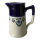 Pichet Saint-Uze en terre d’acier bleu, blanc et à décor floral