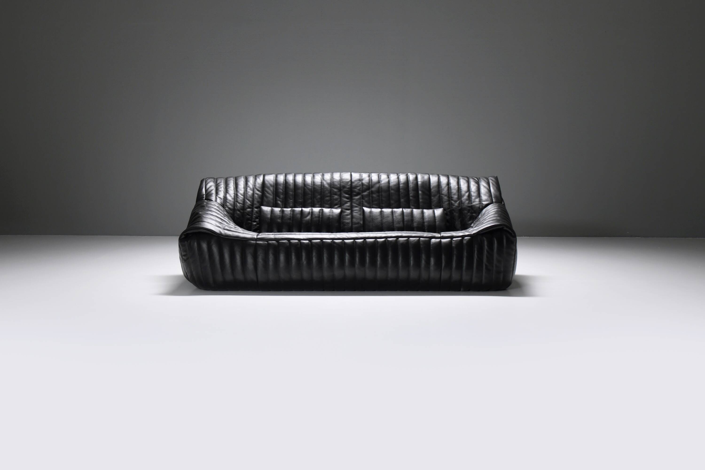 Stunning Sandra sofa in new black leather by Annie Hieronimus for Cinna France