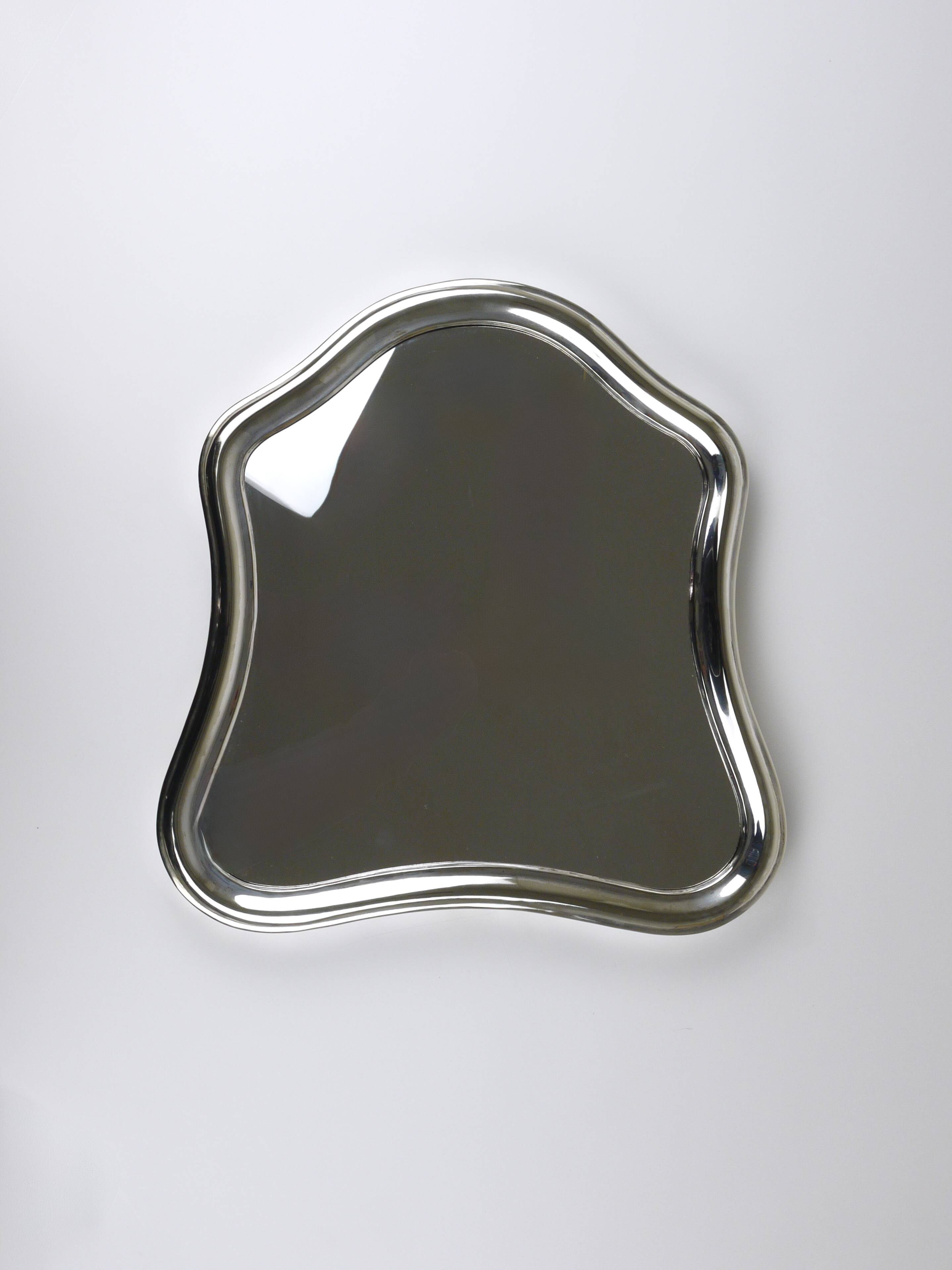Miroir mural en argent viennois à bords festonnés, Autriche, vers 1900