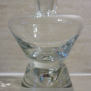 Carafe à vin avec bouchon sur socle en cristal