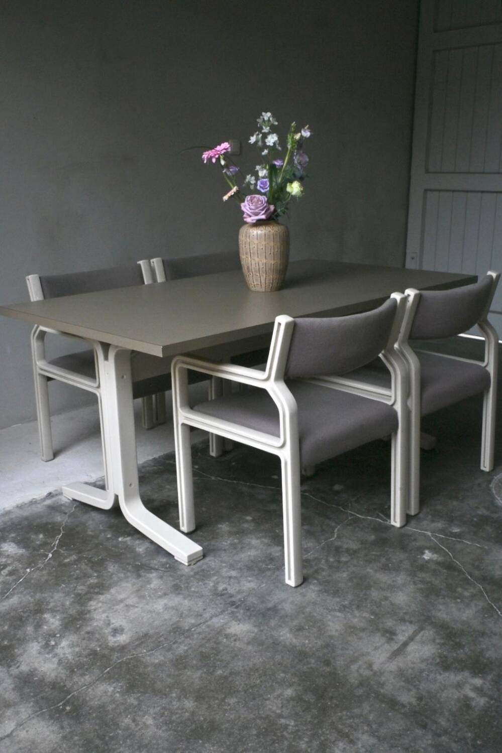 Dining table set and 4 dining chairs by Pierre Mennen for Pastoe.