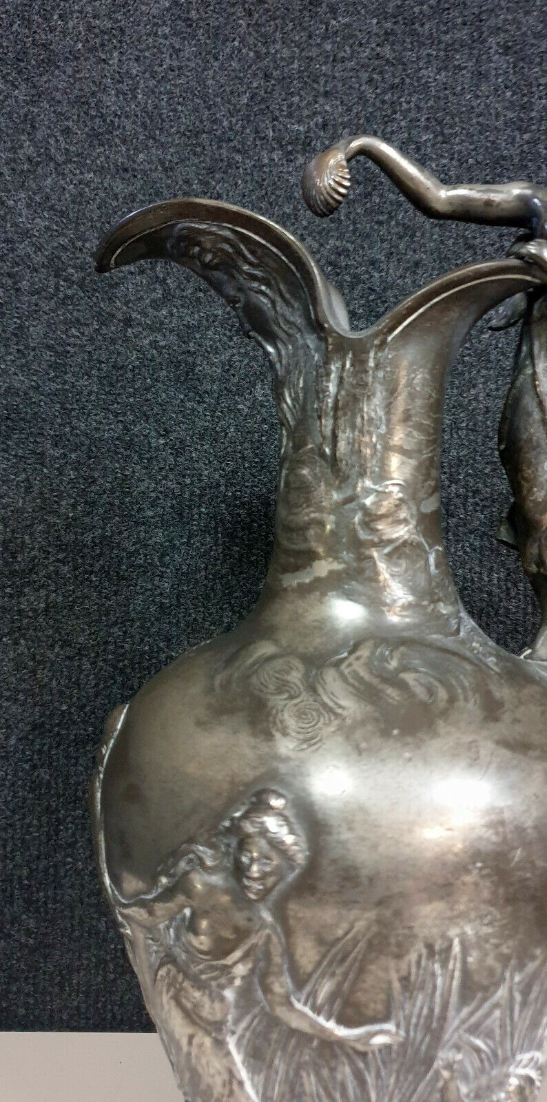 Verseuse époque Art Nouveau en étain a patine argentée