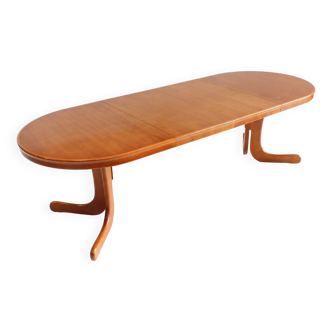 Danish oval extendable dining table from the 1960s.